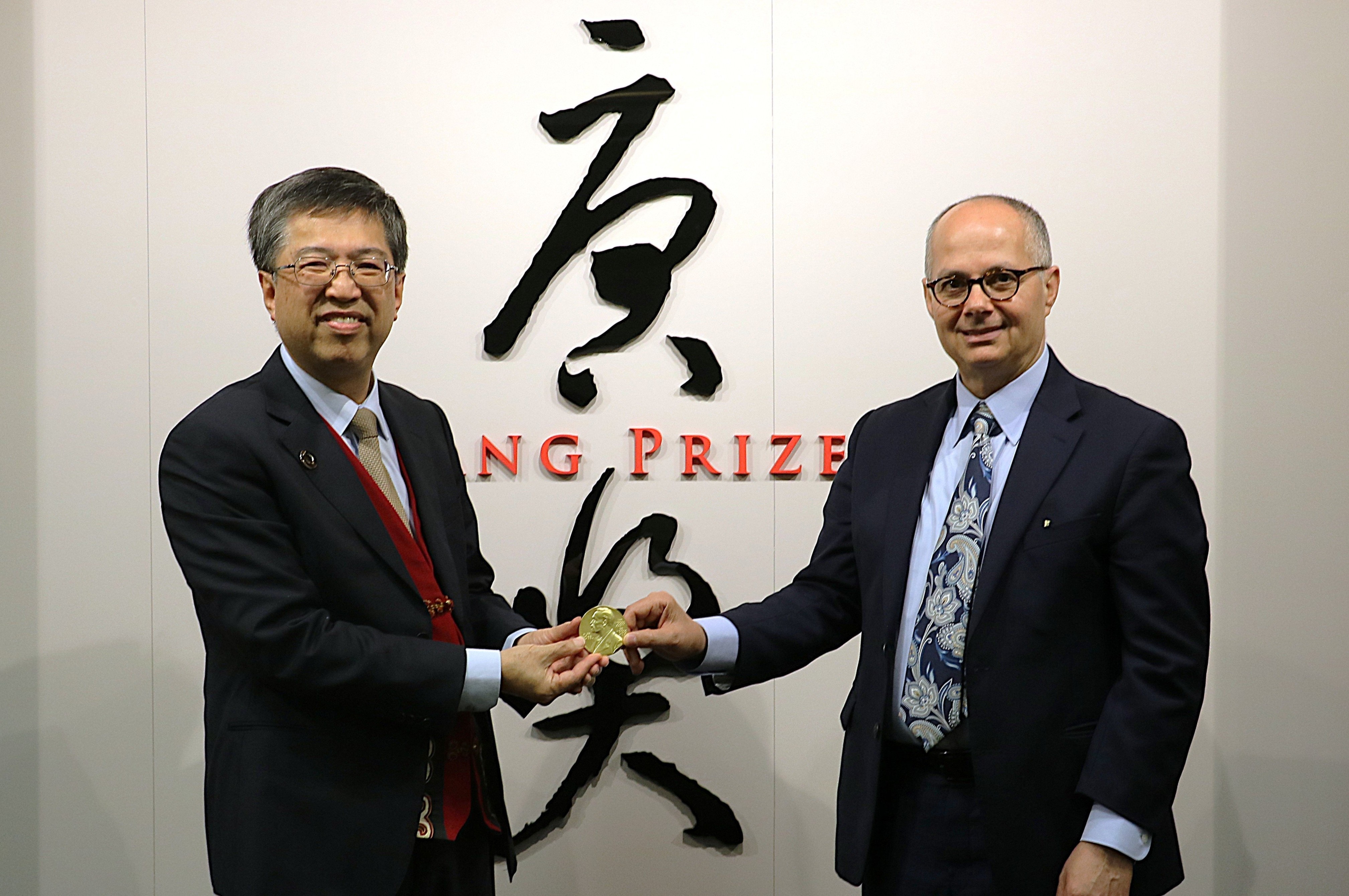 2024年曾獲得唐獎永續發展獎的奧馬爾．亞基教授（右），近日受邀來台「回娘家」，與唐獎教育基金會執行長陳振川（左）合影。（唐獎提供）