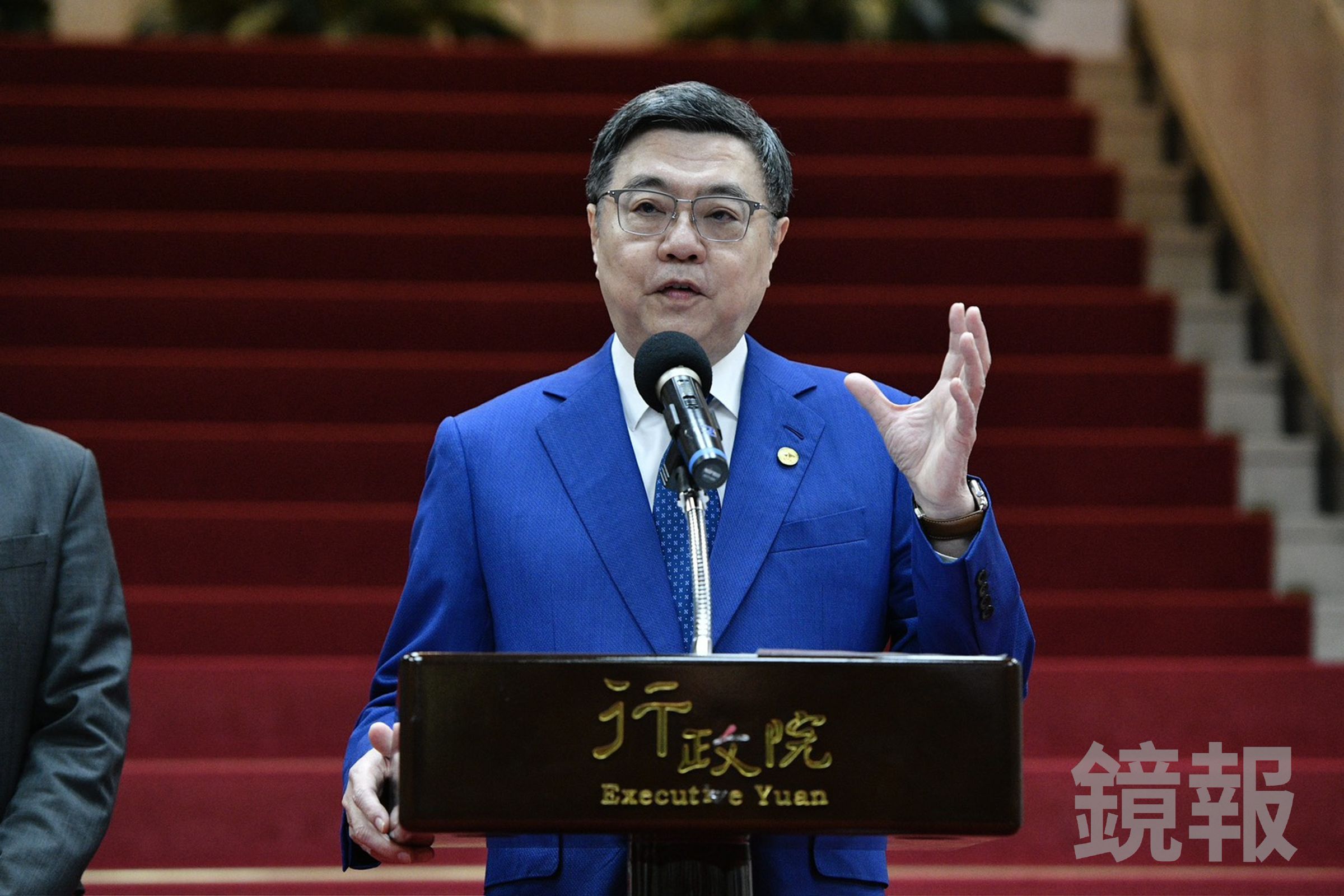 行政院長卓榮泰揭關稅談判內幕,指出領軍談判的副院長鄭麗君承受龐大壓力。(鏡報李智為)