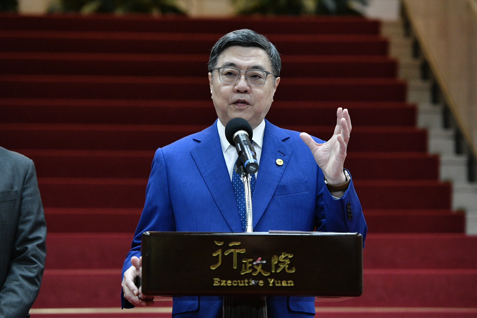 行政院長卓榮泰揭關稅談判內幕，指出領軍談判的副院長鄭麗君承受龐大壓力。（鏡報李智為）