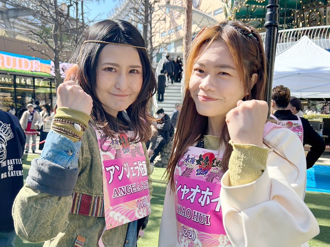 小慧（右）赴日參加世界大胃王比賽遇到Angela（左）。（緯來提供）