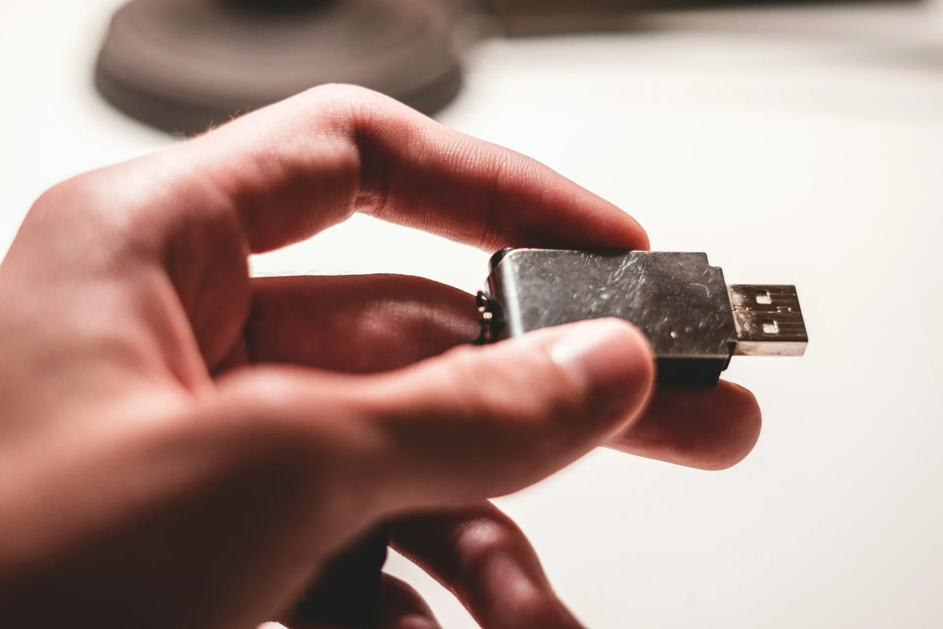 冷知識！USB「插太慢」傳輸恐降速　大廠傳授正確插入方式