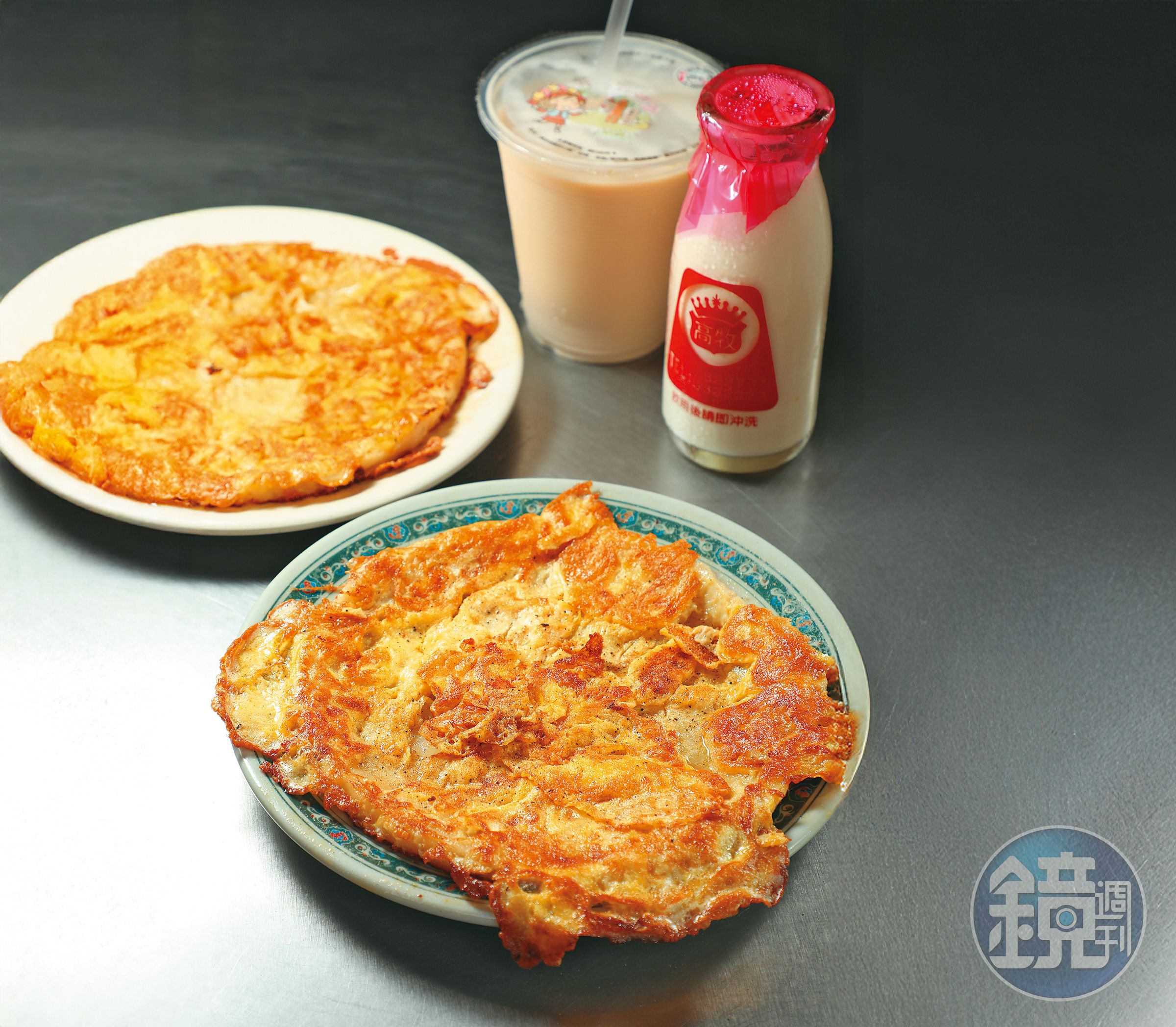 用自調粉漿製作的「原味蛋餅」（前，25元／份）只有平日供應；飲料也很用心，「咖啡牛奶」（後，30元／杯）是先以咖啡兌煮牛奶成一桶。