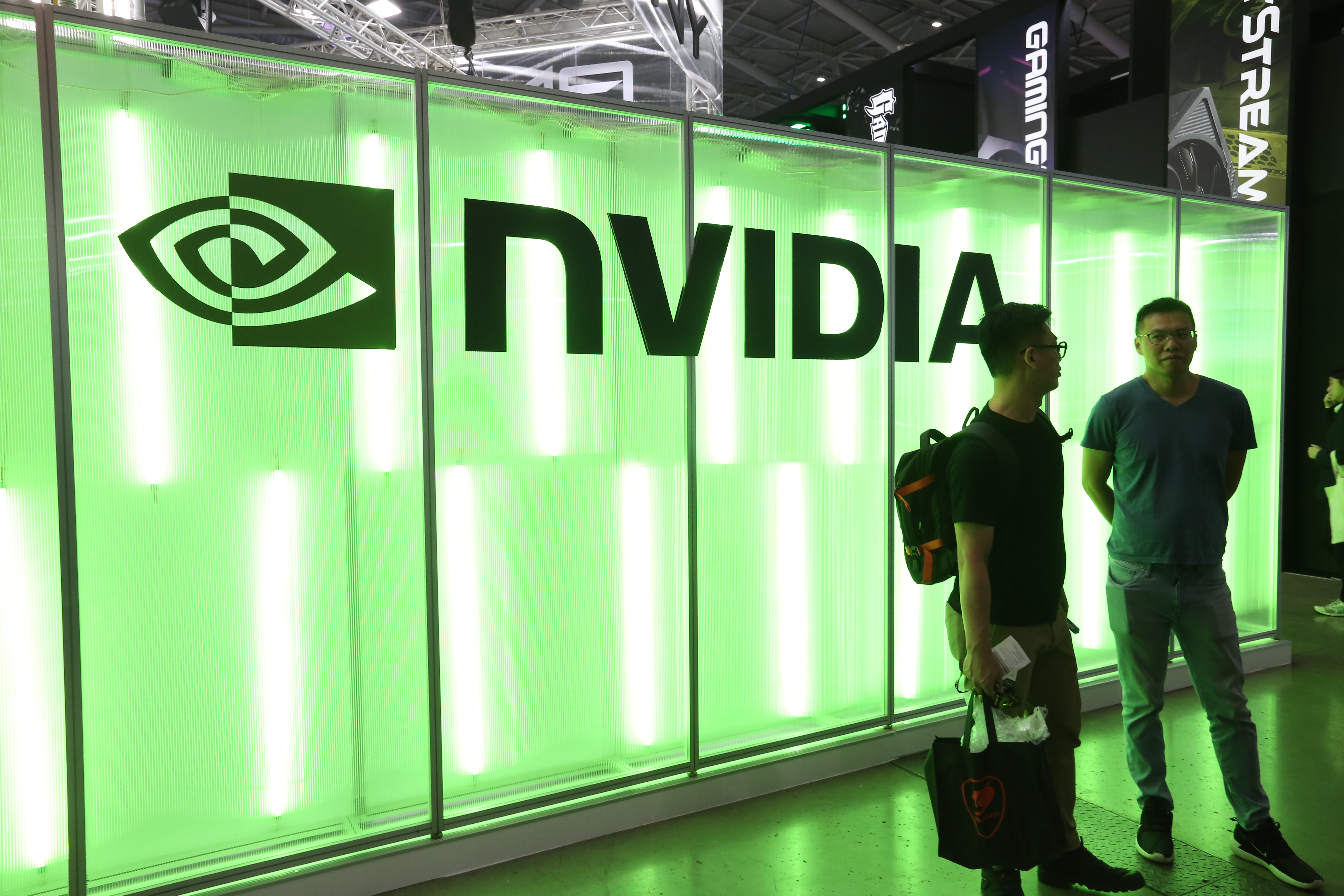 由於市場期待太高，輝達財報公布後股價下跌，但AI晶片需求仍強勁。