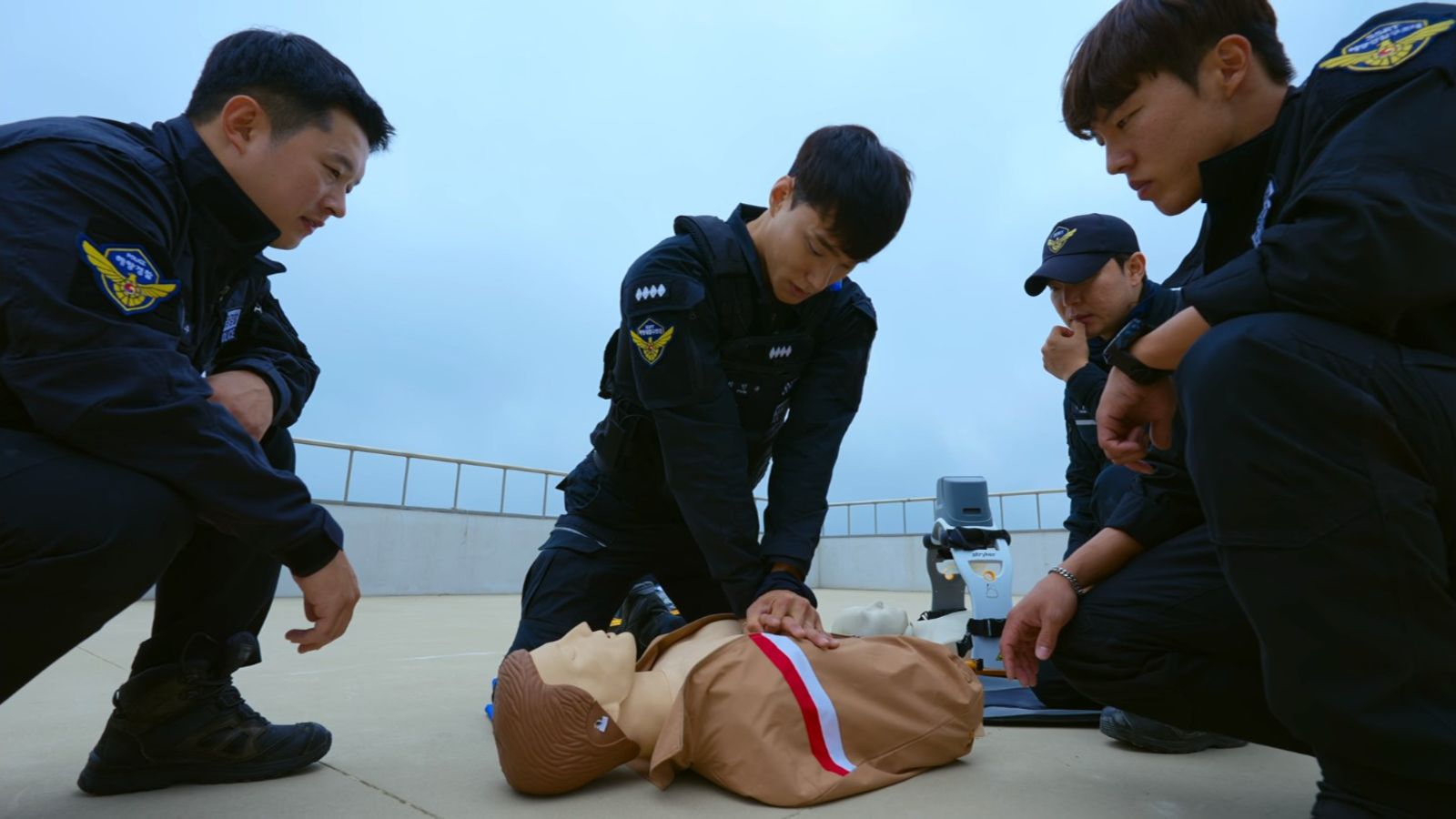 海洋警察厅协助《单身即地狱》进行朴民奎（中）工作时的拍摄，顺便宣传韩国海警。（翻摄自Netflix）