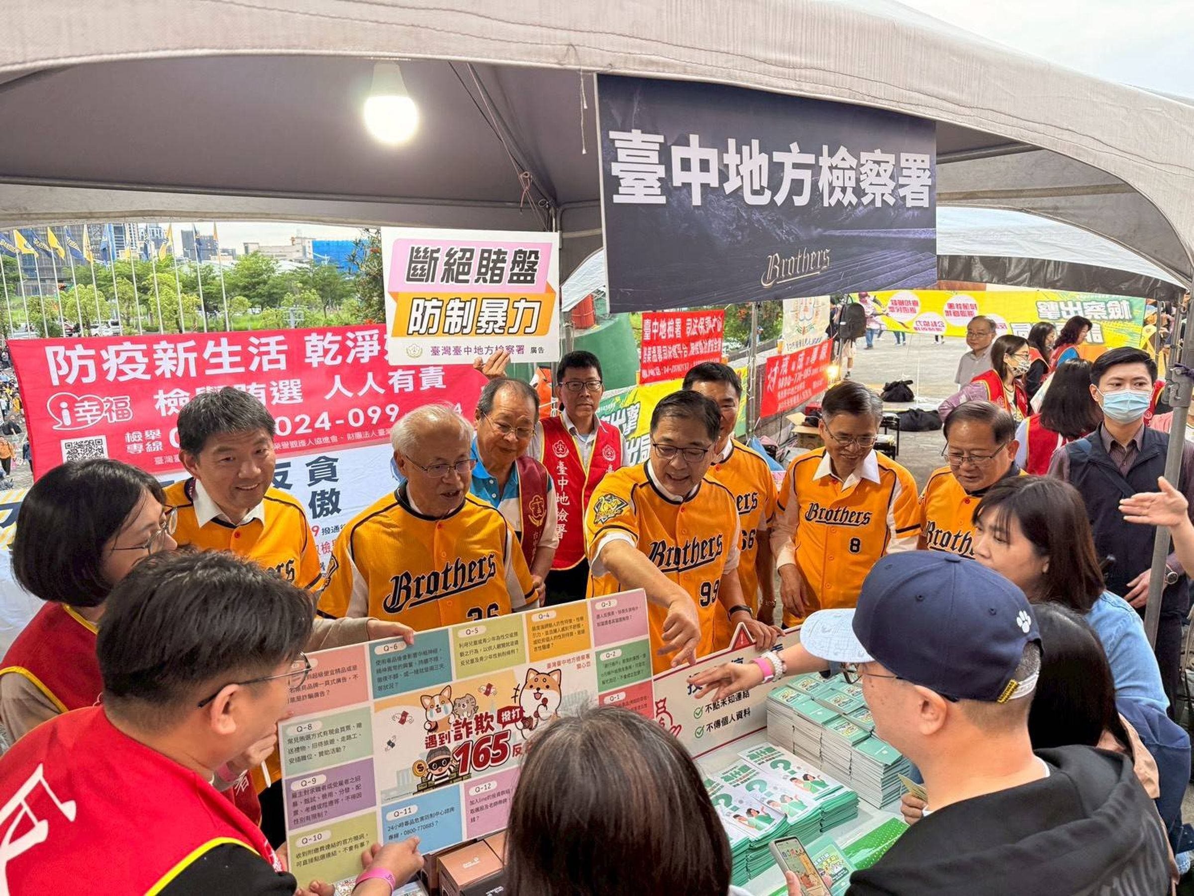 法務部長受邀臺中洲際棒球場開賽。(中檢提供)