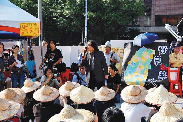 2008年,吳叡人於野草莓學運靜坐現場自由廣場上發表宣言,「讓野草莓團結我們吧!」(吳叡人提供)