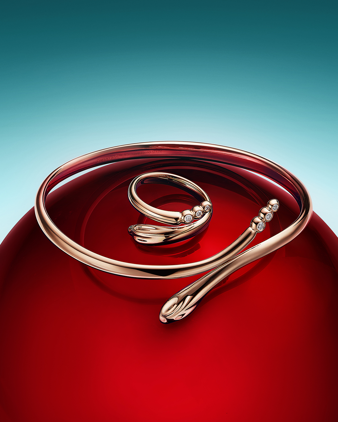 台北101專門店獨家販售Tiffany & Co. Elsa Peretti系列18K玫瑰金鑲鑽Snake手環NT$265,000、戒指 NT$106,000。（Tiffany & Co.提供）