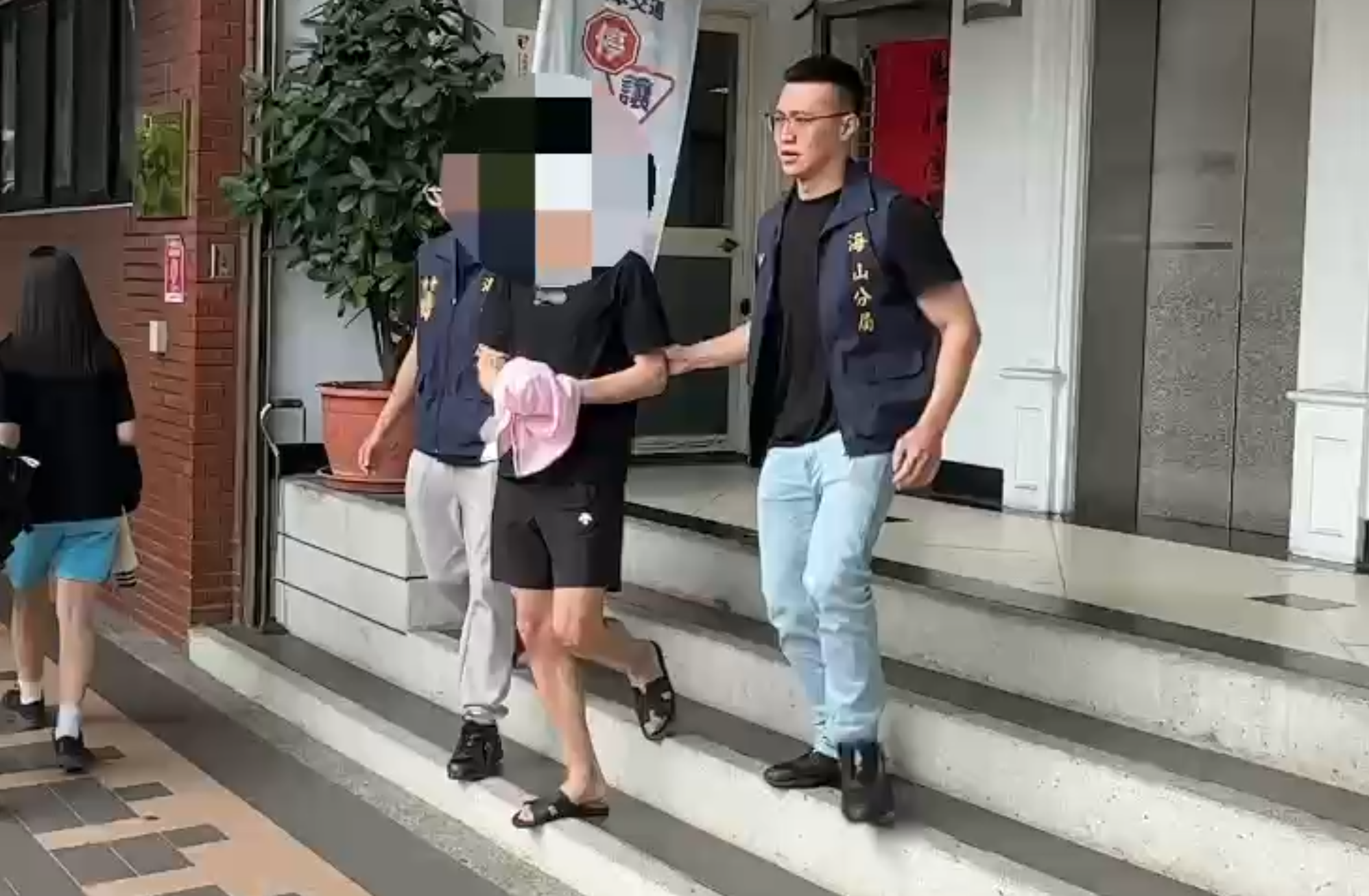 新北一名邱姓男子駕駛特斯拉追撞騎乘機車執勤的交警,事後還上網嗆聲「早就看條子不爽」,海山分局警方施鐵腕,將他拘提到案。(翻攝畫面)