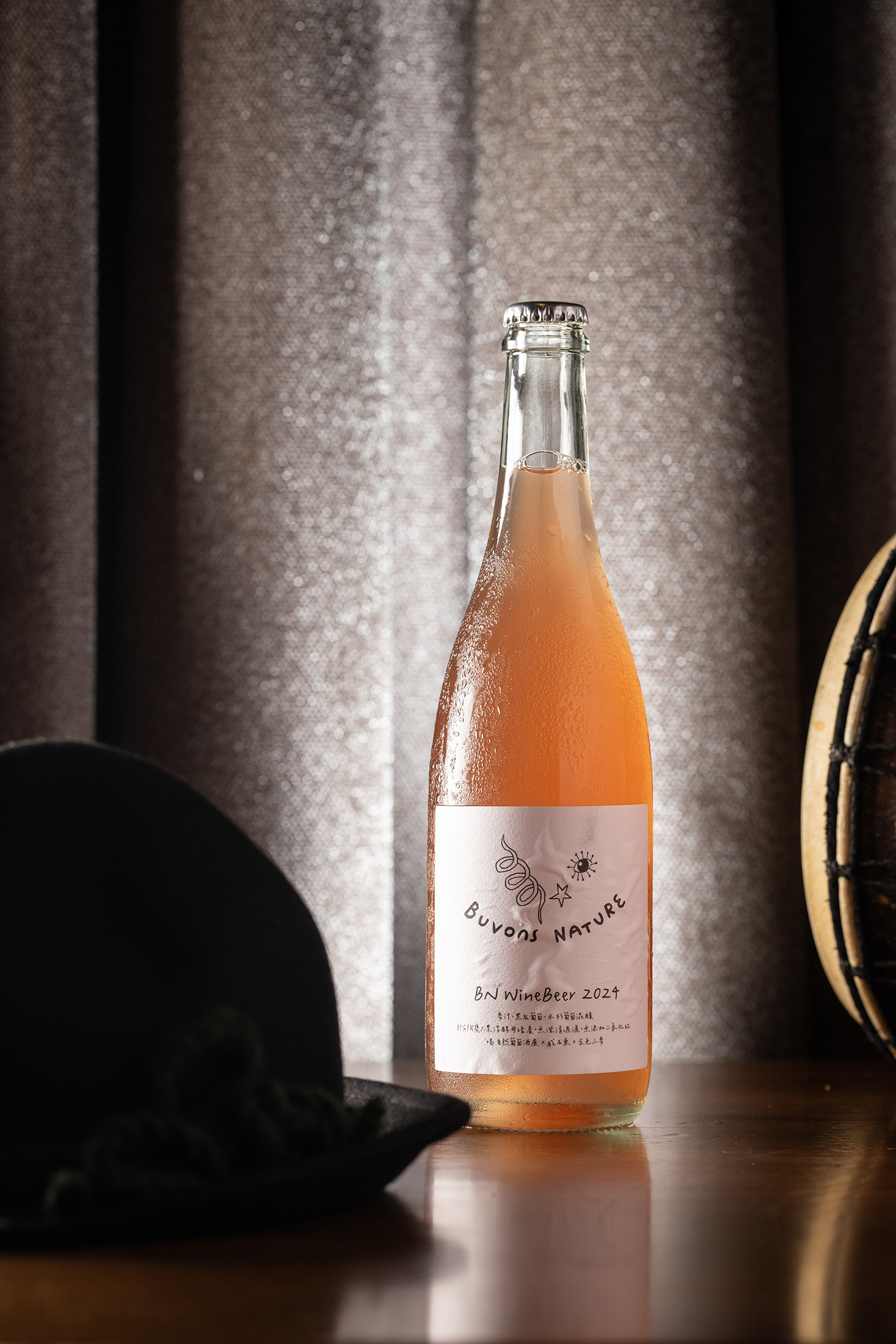 預計11月上市、限量400瓶的「2024 BN WineBeer」是與威石東合作的實驗性酒款，利用釀製葡萄酒後剩餘的黑后葡萄酒皮與酒泥進行野生共發酵，並將部分移至陶甕中熟成，為啤酒帶來「葡萄酒」般的風味。（880元／瓶）