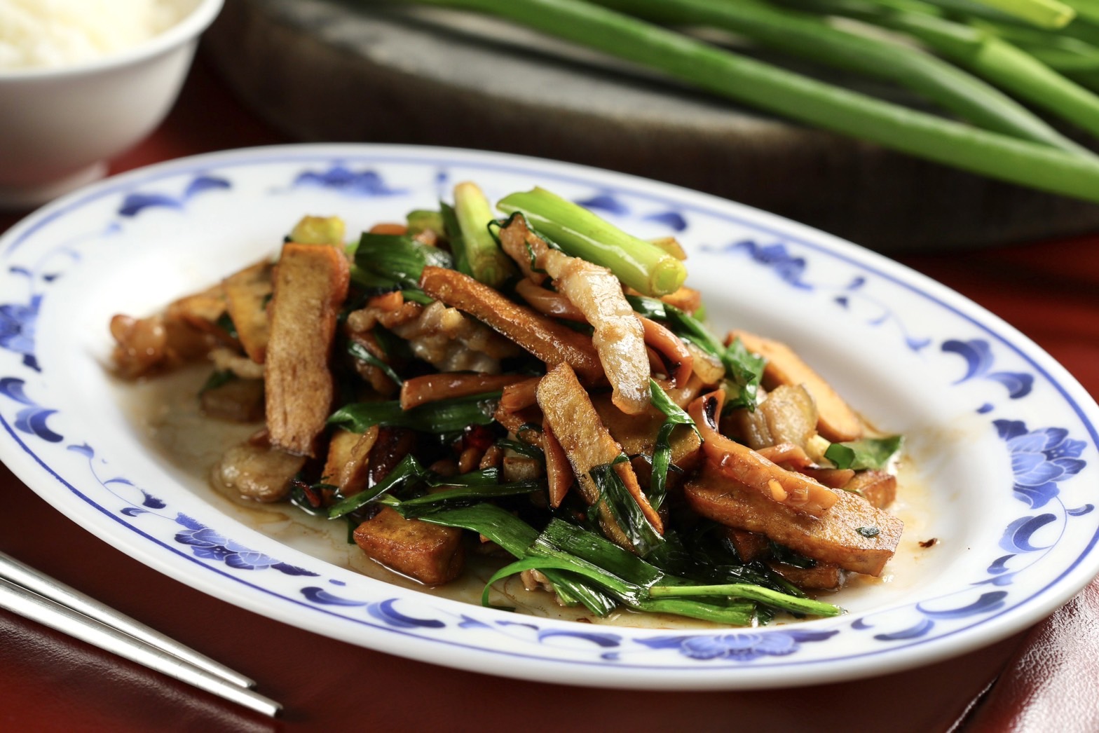 同樣是白飯小偷的「客家小炒」口感油潤，豆干也炒至外酥內軟嫩。（份量依人數計算，圖中為300元／約4人份）
