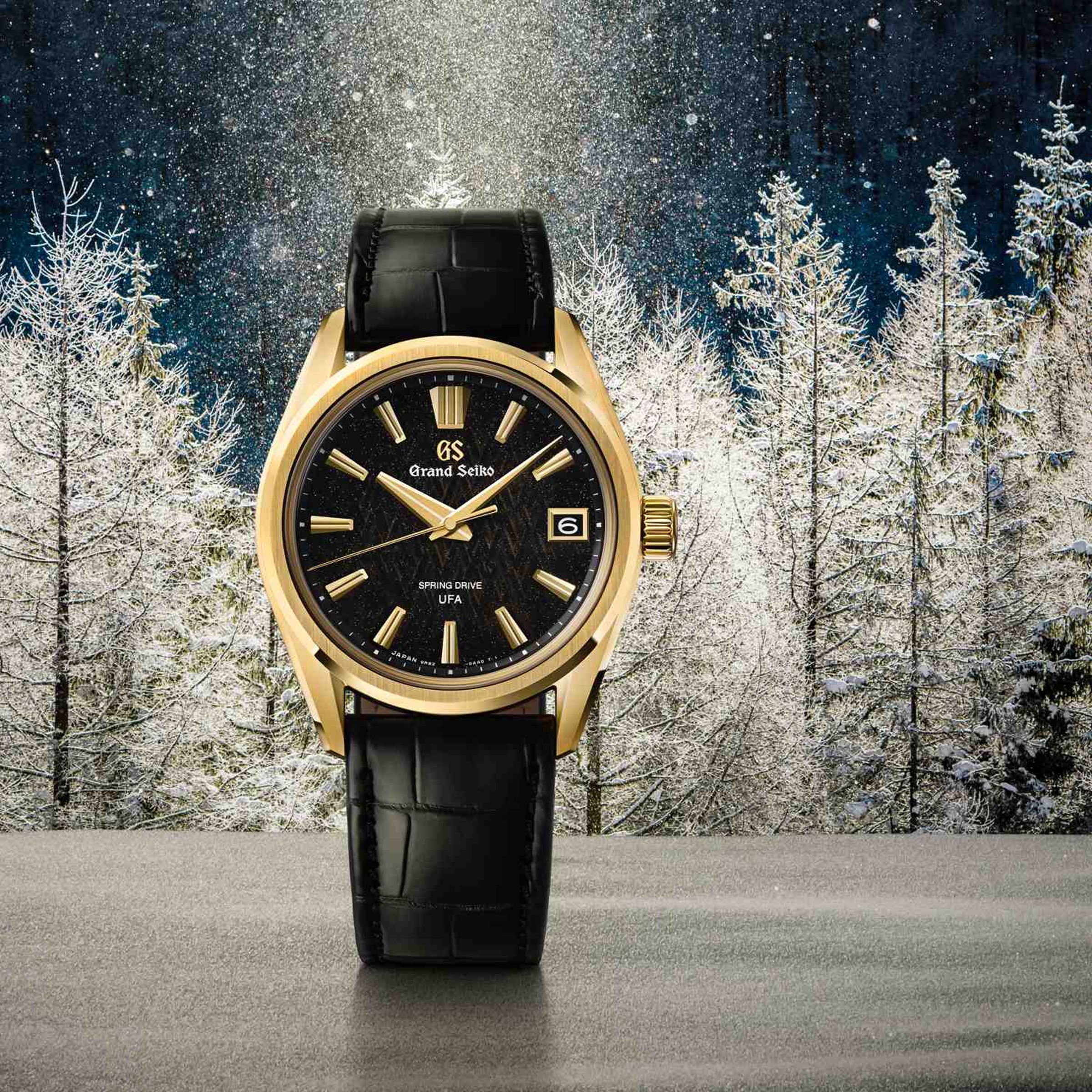 GRAND SEIKO SLGB006,漆黑錶盤點綴金色微粒,以獨特鍍膜技術呈現,靈感源自黎明時分的「Ice Forest」及冬日清晨的「日柱」現象。價格店洽。