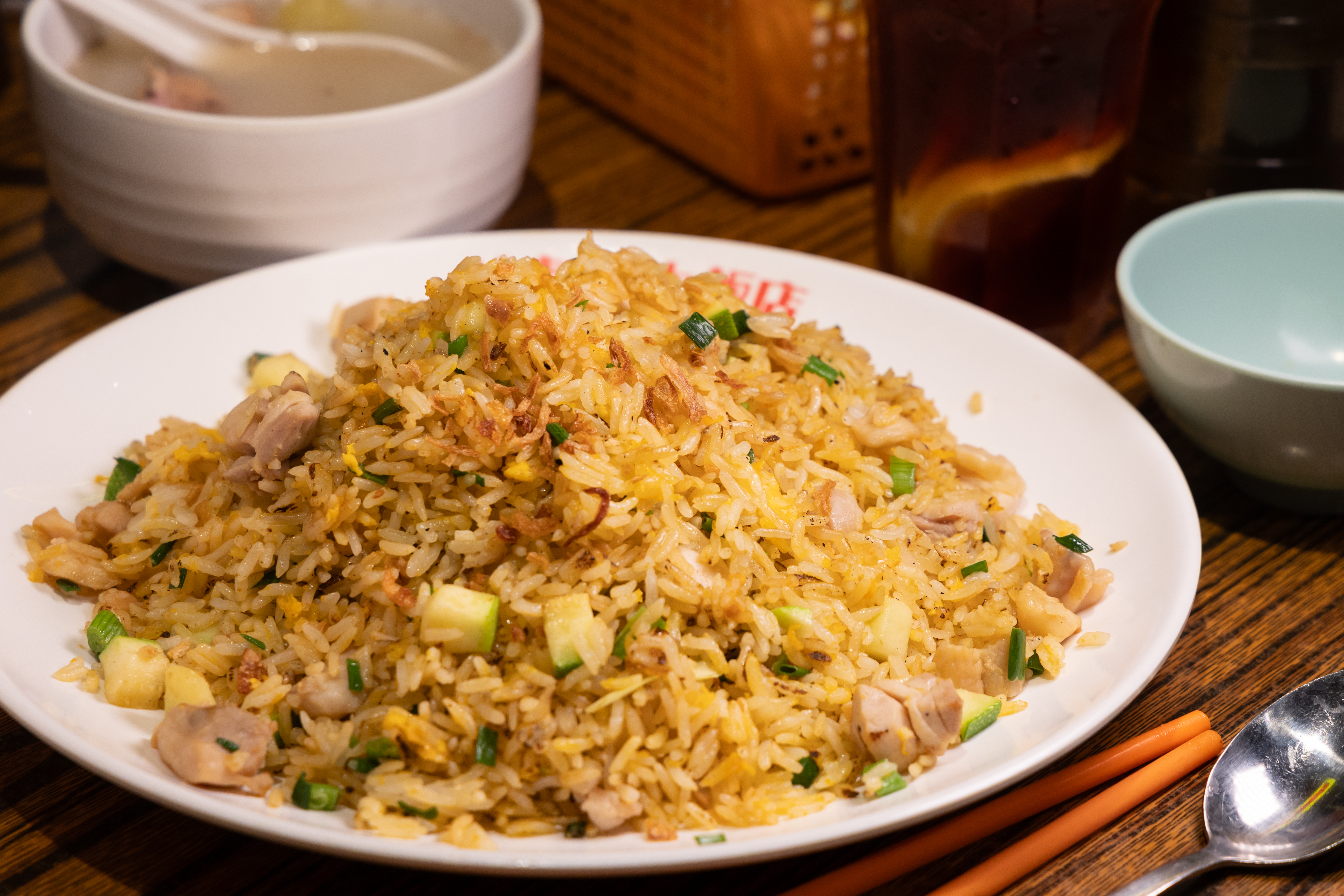 超大盤的「鹹魚雞粒炒飯」粒粒分明，每一粒米飯都均勻裹上鹹魚的鮮香。（港幣64元／份，約NT$244）