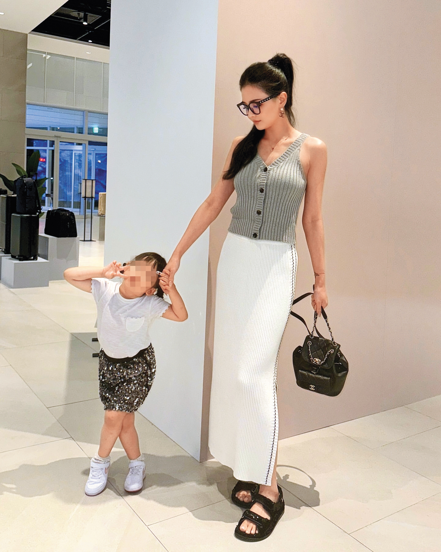 離婚後,夏黃廉盈不時曬出帶女兒出遊的照片。(翻攝自夏黃廉盈IG)