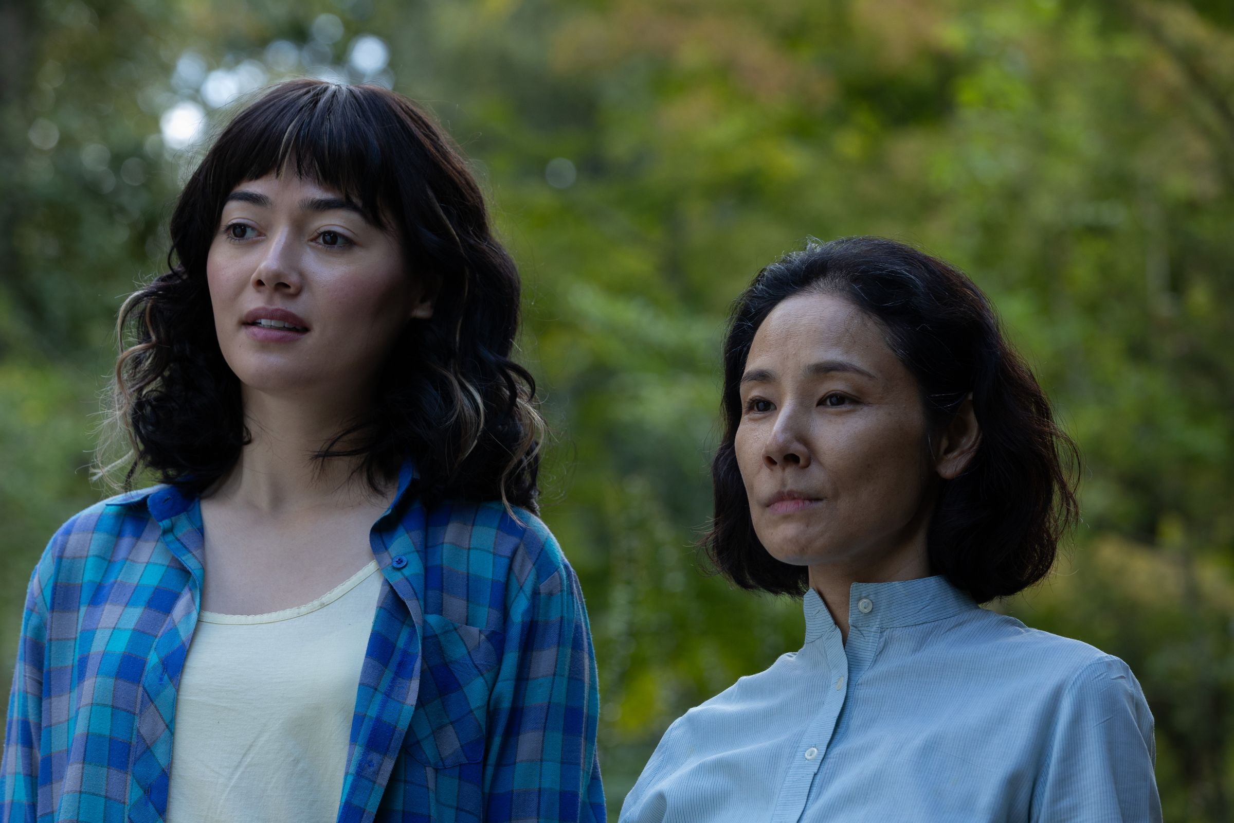 《群山淡景》透過吉田羊（右）與卡蜜拉愛子（左）飾演的母女，回憶往事。（東昊提供）