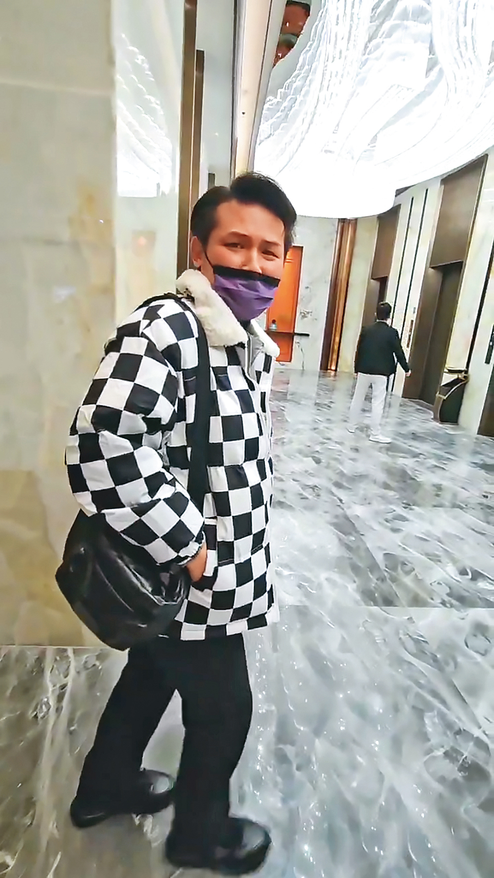 前年梁軒安在國外出差時,被爆上酒店玩樂。(讀者提供)