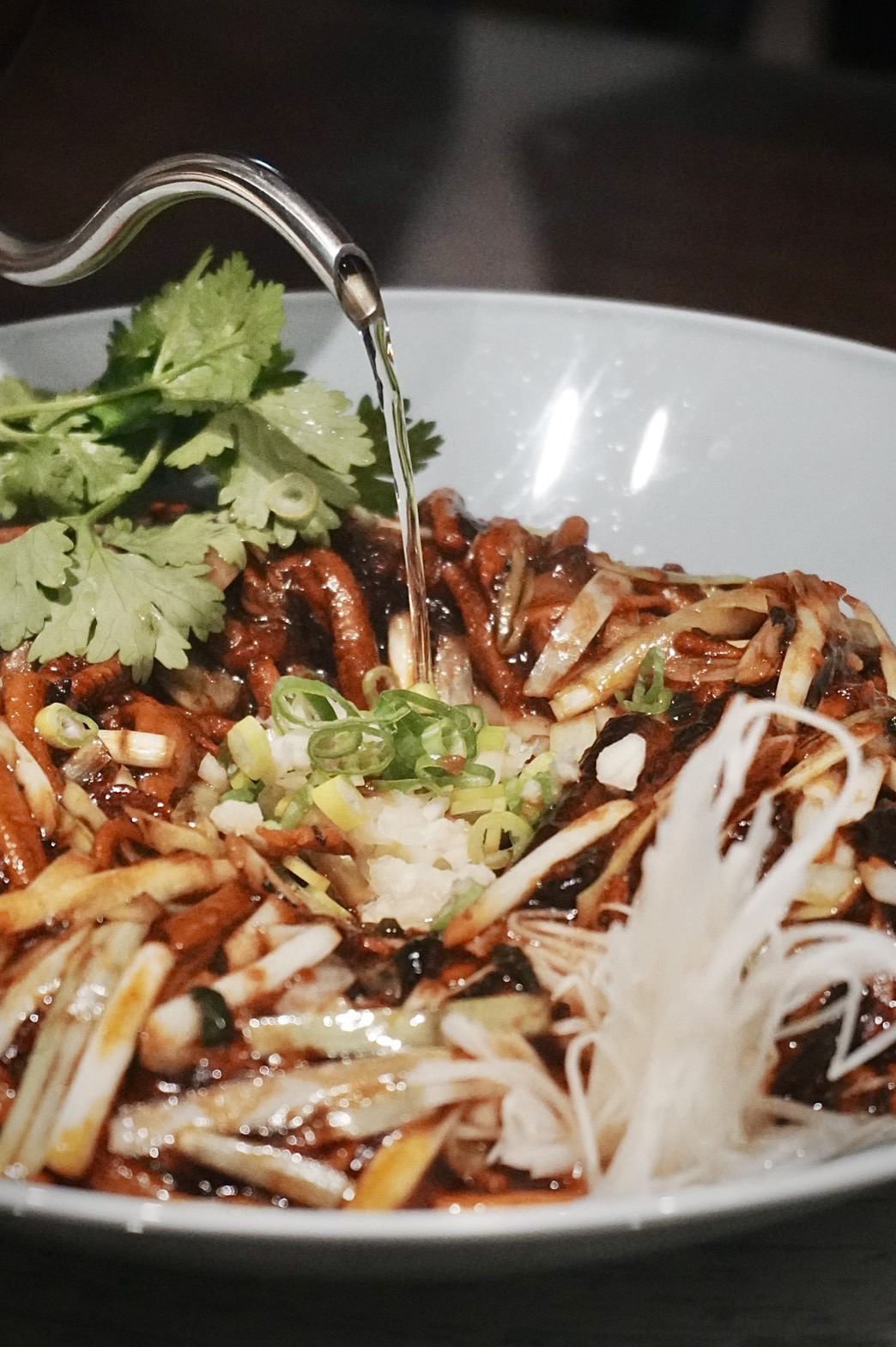 這道老饕必嘗的「響油韭黃鱔糊」以滾燙熱油逼出飽滿的鱔魚、香料氣息，鱔魚滑中帶脆配上佐料入口，十足的鑊氣逼人。（480元／份）