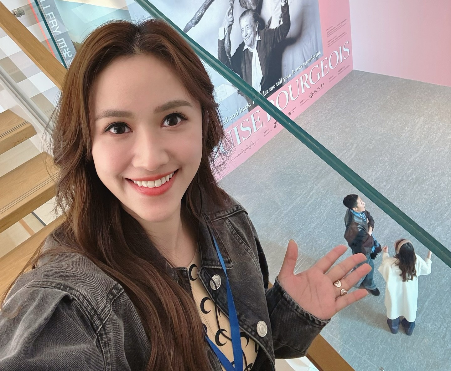 Sandy感冒尚未痊癒，仍帶小孩上街放風。（翻攝自Sandy臉書）