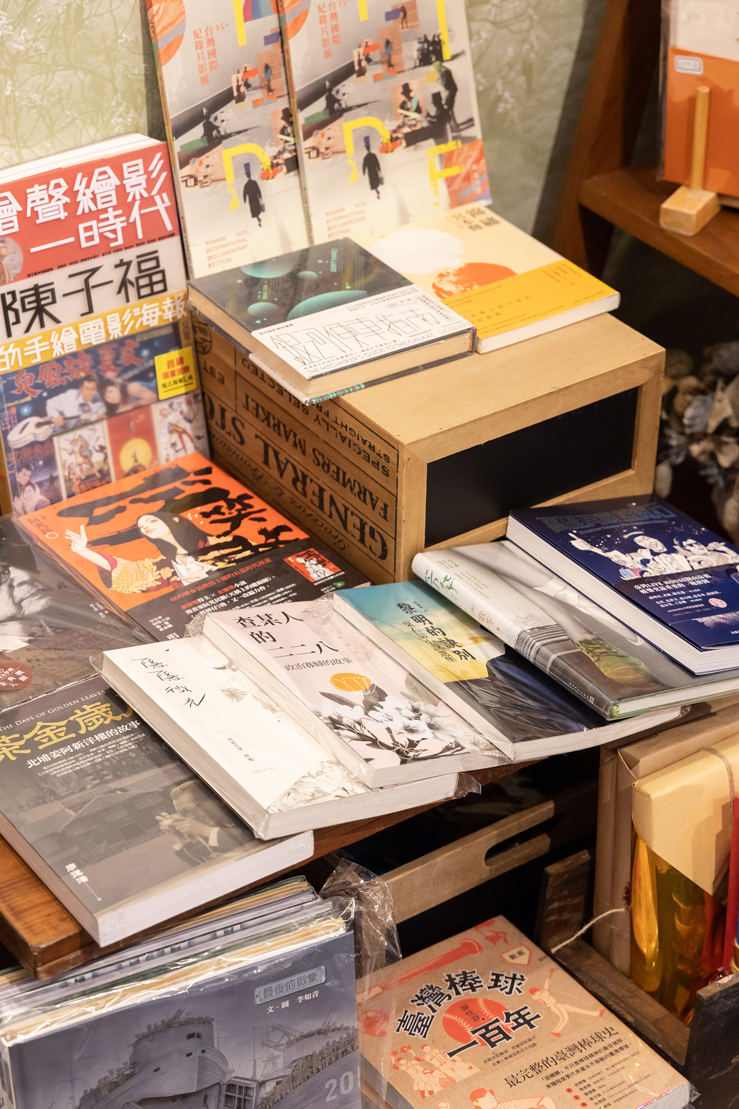 永勝5號選書以華文與台灣文學為核心,搭配咖啡與茶飲,讓閱讀不必莊重而嚴肅。