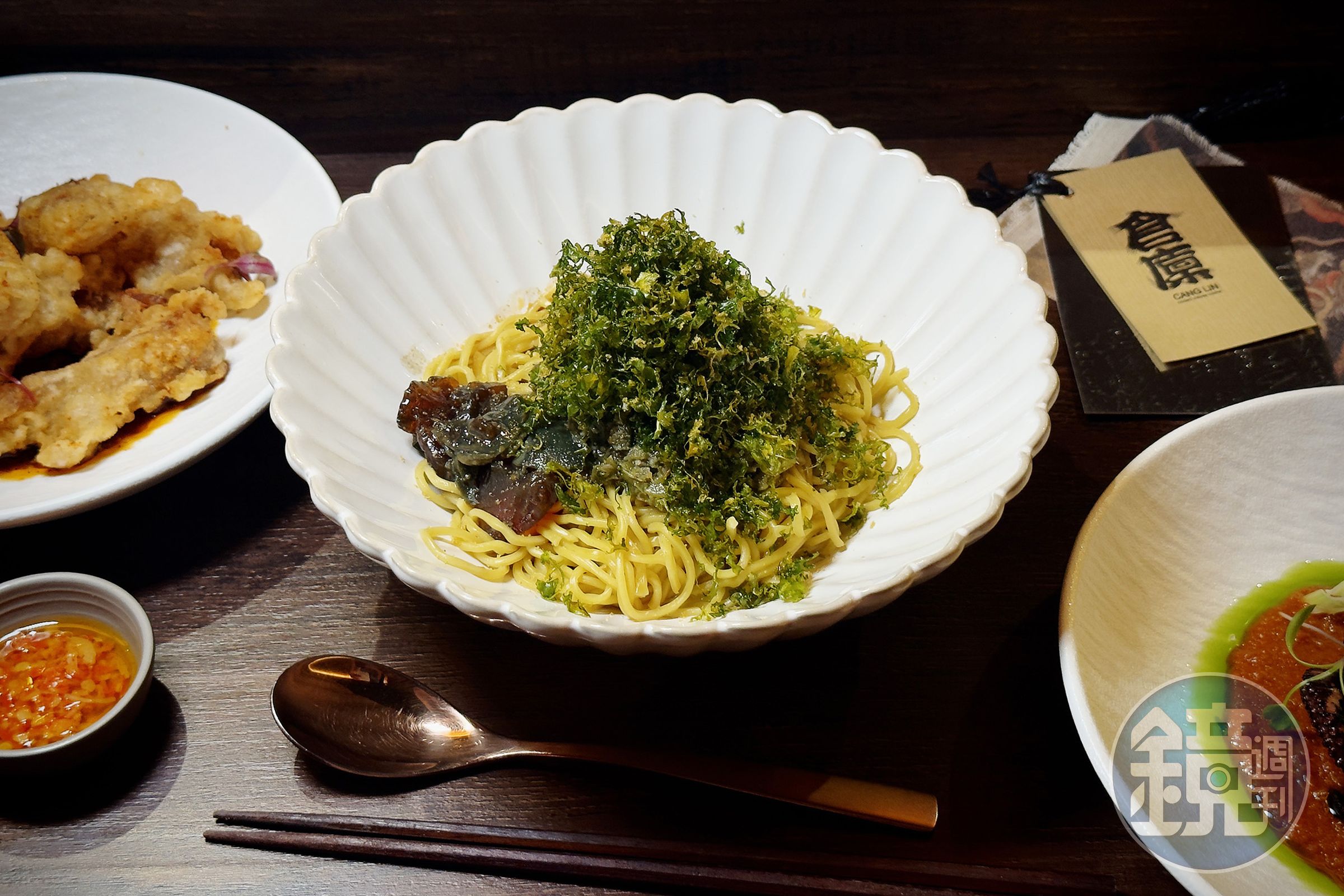 「燒椒皮蛋麵」以皮蛋醬、糯米椒燒椒醬與烏魚子堆疊風味，鹹香濃郁又涮嘴。（140元／份）