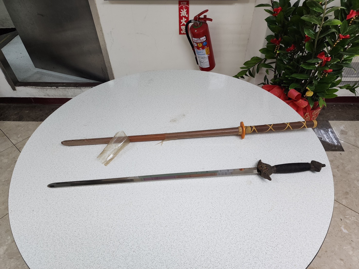 警方到場後查扣林男所使用的刀劍。（翻攝畫面）