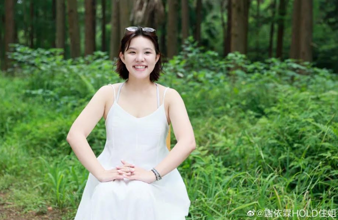 謝依霖被假的簽證網站騙了，幸好還是順利入境跟老公碰面。（微博）