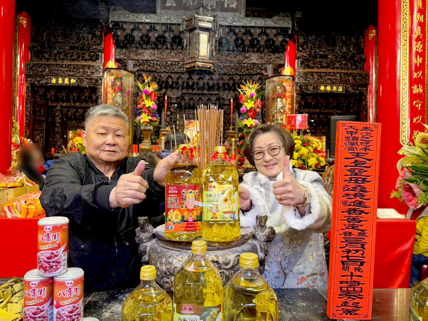 泰山沈怡君總經理（右）與大甲鎮瀾宮顏清標董事長（左）共同為聯名商品祈福。（泰山提供）