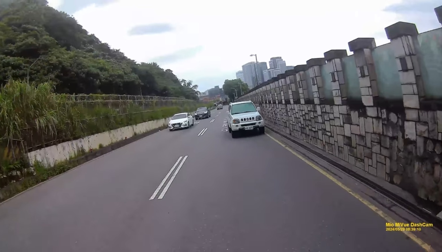 高雄陳女無照駕駛還因不熟路況誤闖調撥車道,一路逆向。(翻攝自臉書汐止社團)