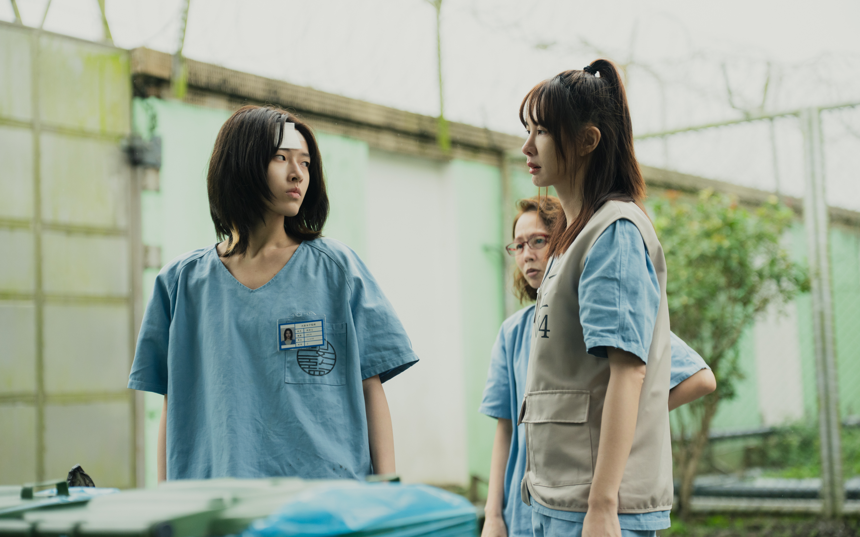 片中安心亞（右）飾演的阿蘭穿著背心，因為她是小班長，左為新人何曼希。（壹壹喜喜提供）