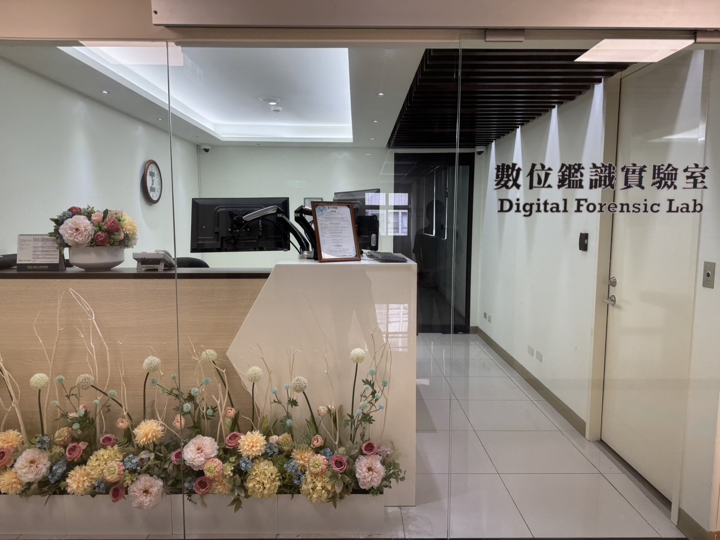 高檢署科偵中心首曝光，包括M化車基地、法拉第袋、手機分析與測謊室全都包，成為打擊犯罪一大密技。（本刊資料照）