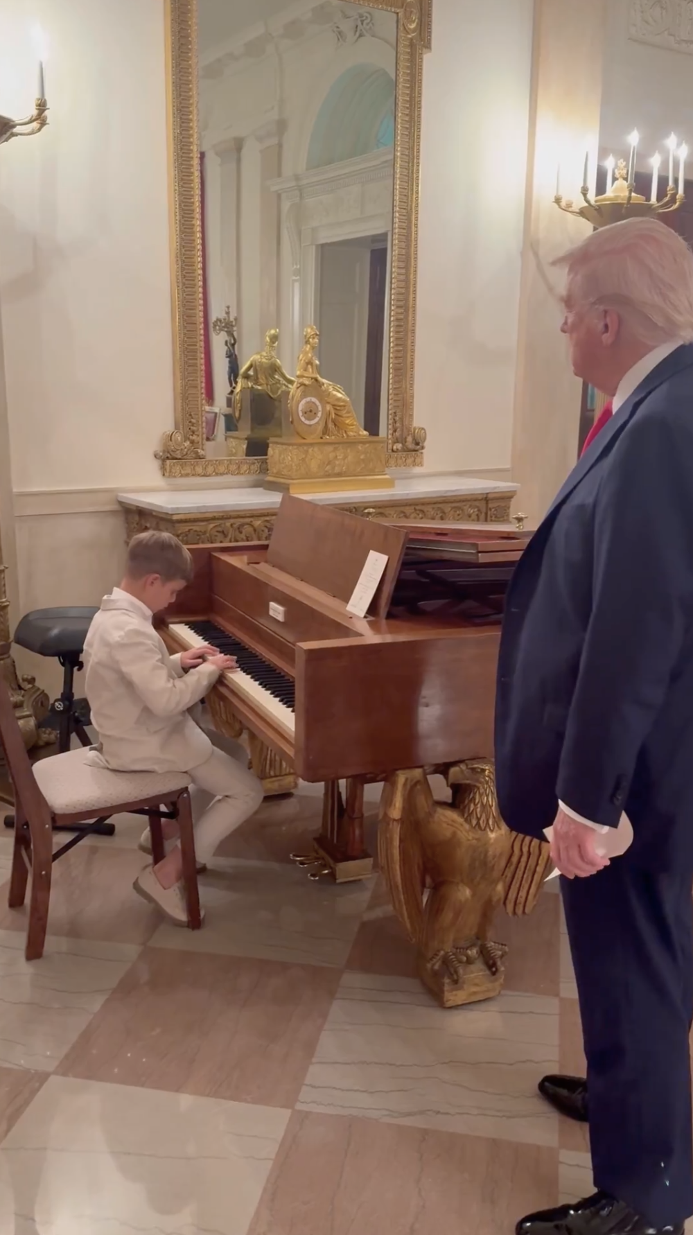 西奧多演奏自創曲，讓總統阿公聽得相當開心。（翻攝X@IvankaTrump）