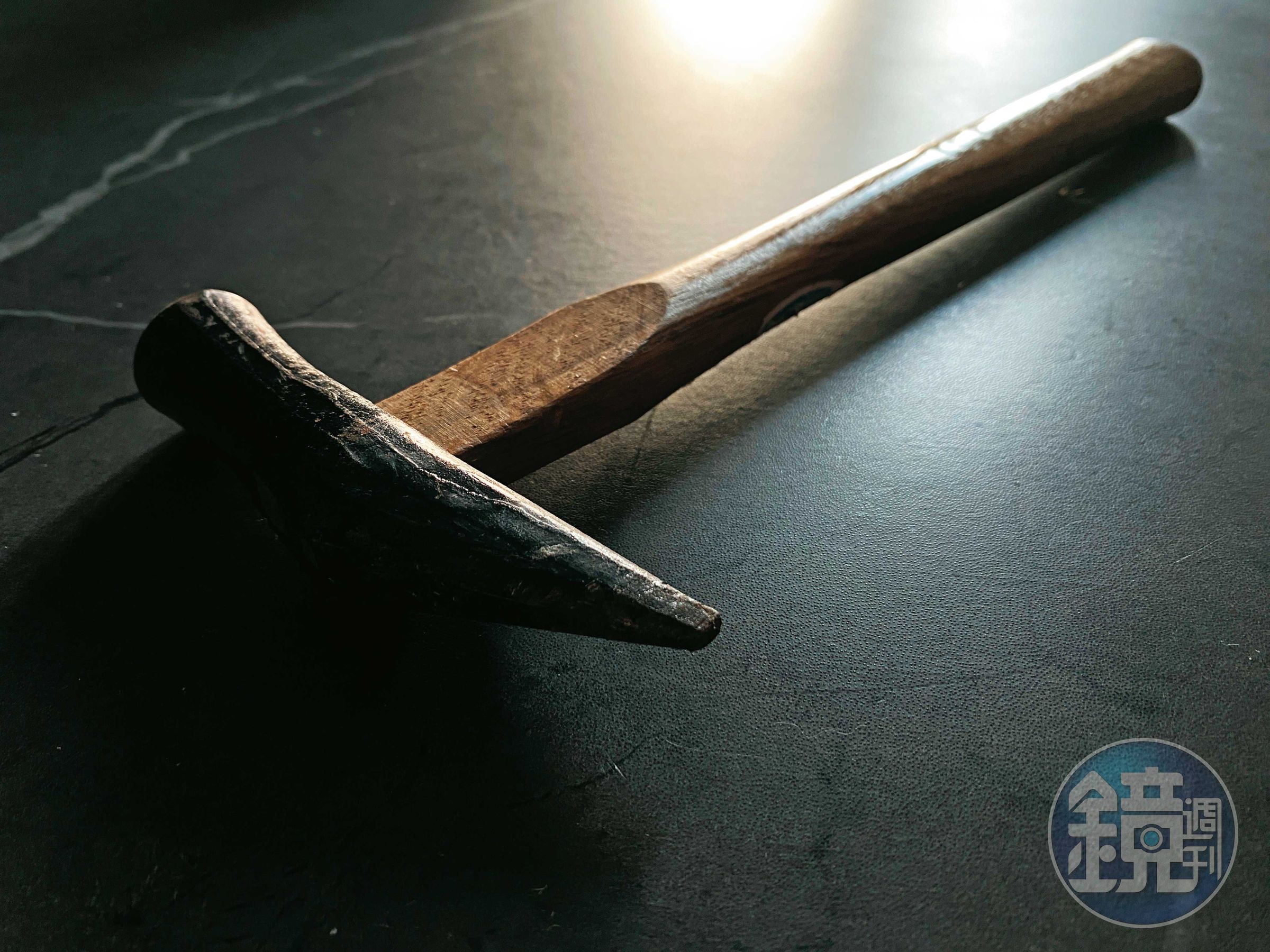 呂男持鐵鎚狂敲死者頭部奪命。圖為示意畫面。
