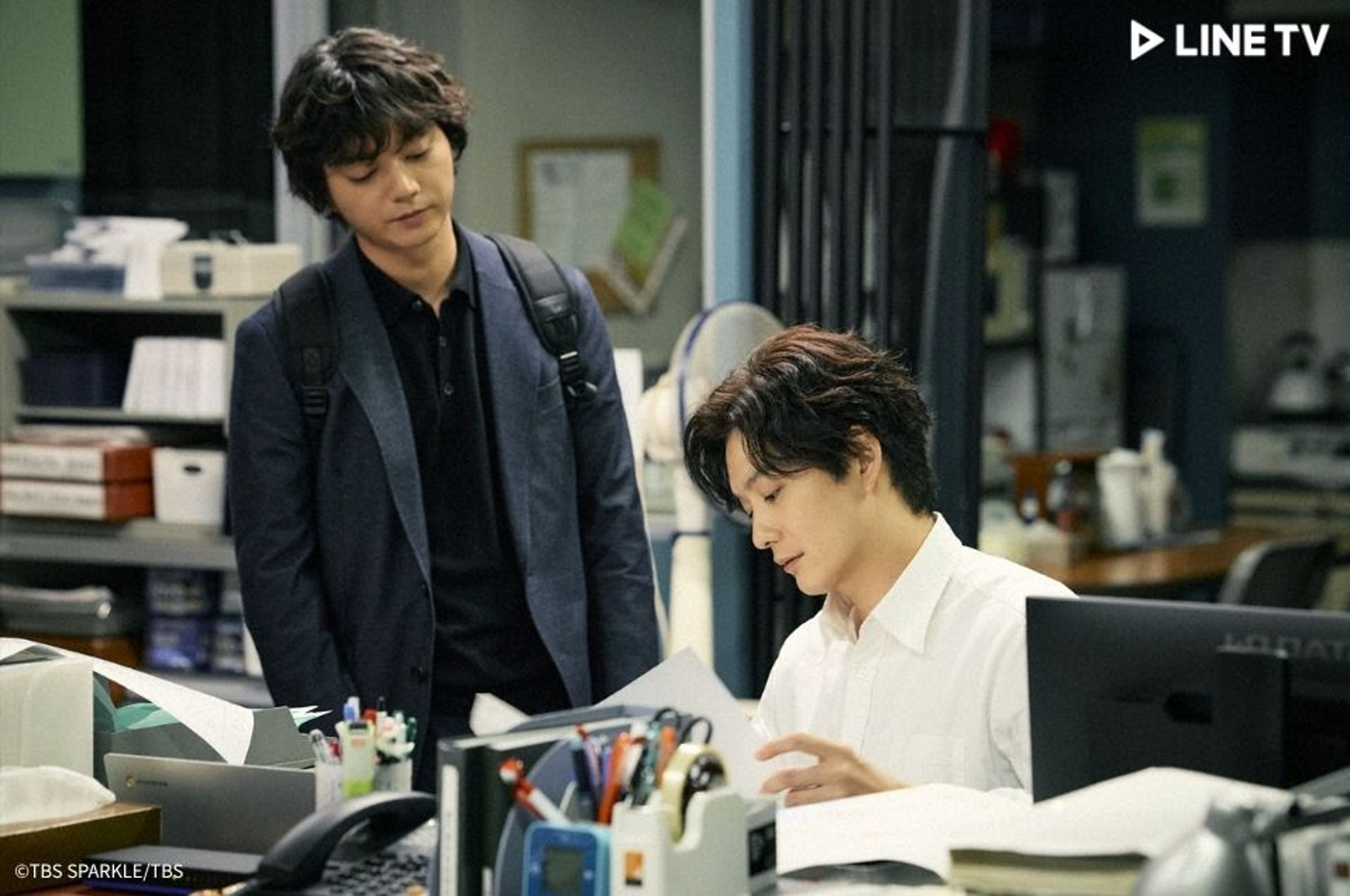 岡田將生(右)與 染谷將太(左)睽違10年合體主演犯罪懸疑日劇《田鎖兄弟》。(LINE TV提供)