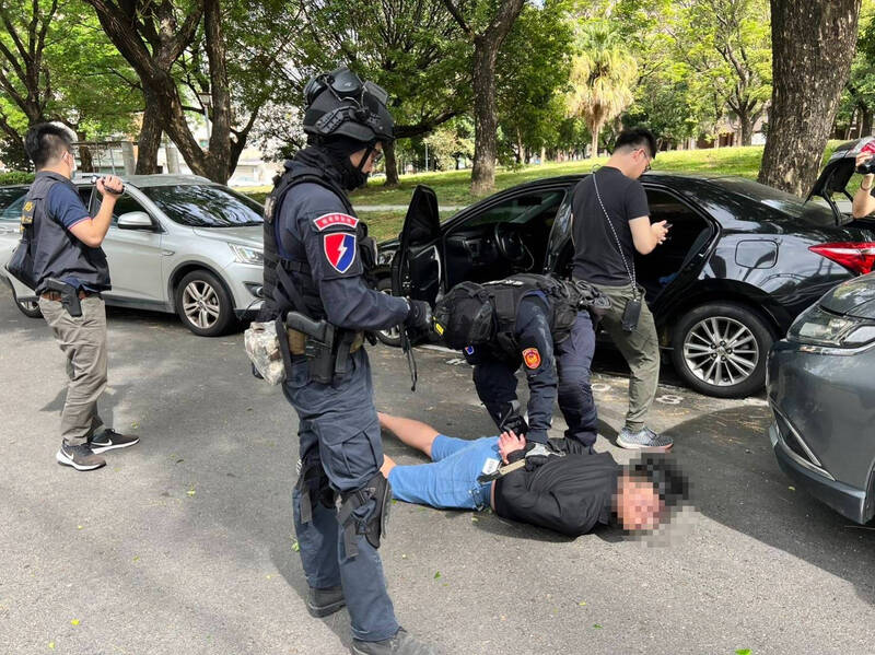 警方發動兩波搜捕,陸續逮捕拘禁人頭的車手集團成員。(警方提供)