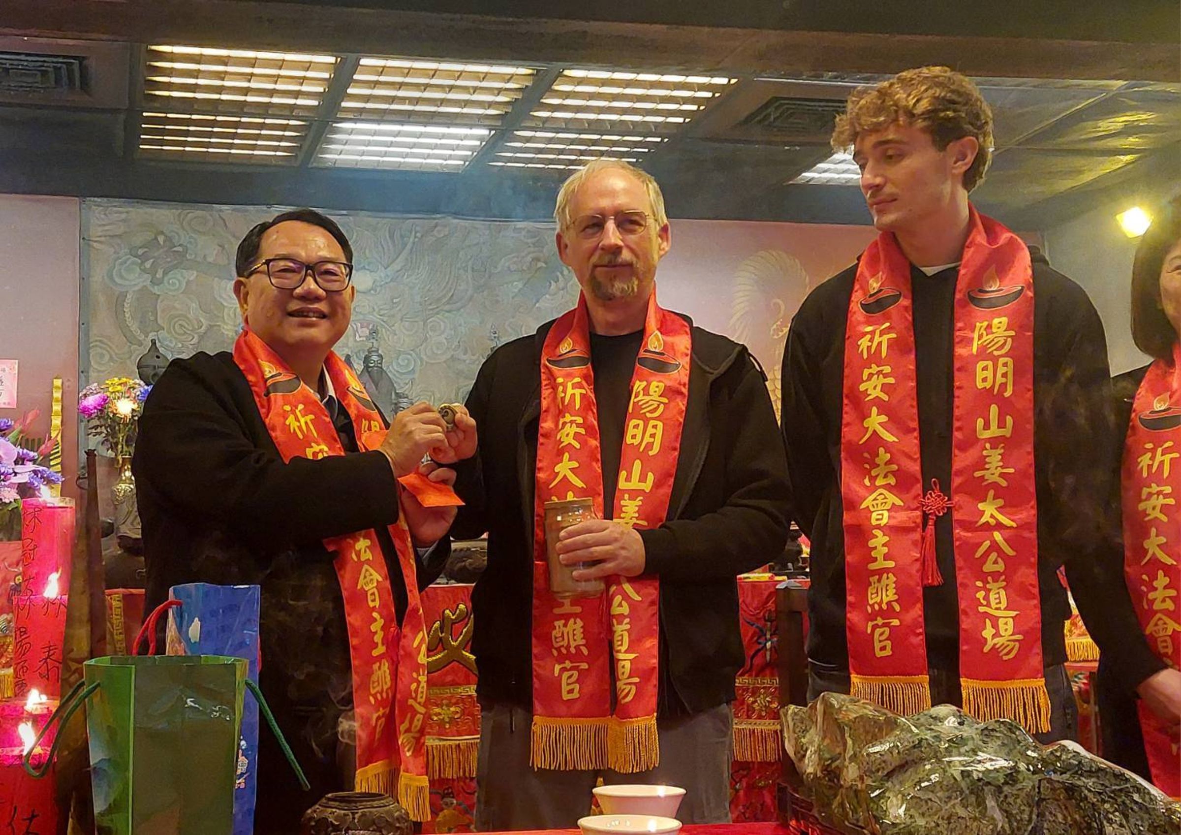 姜太公道場主席羅世新致贈Adam Back(中)魚幣錢母，祝福其事業蒸蒸日上。（姜太公道場提供）