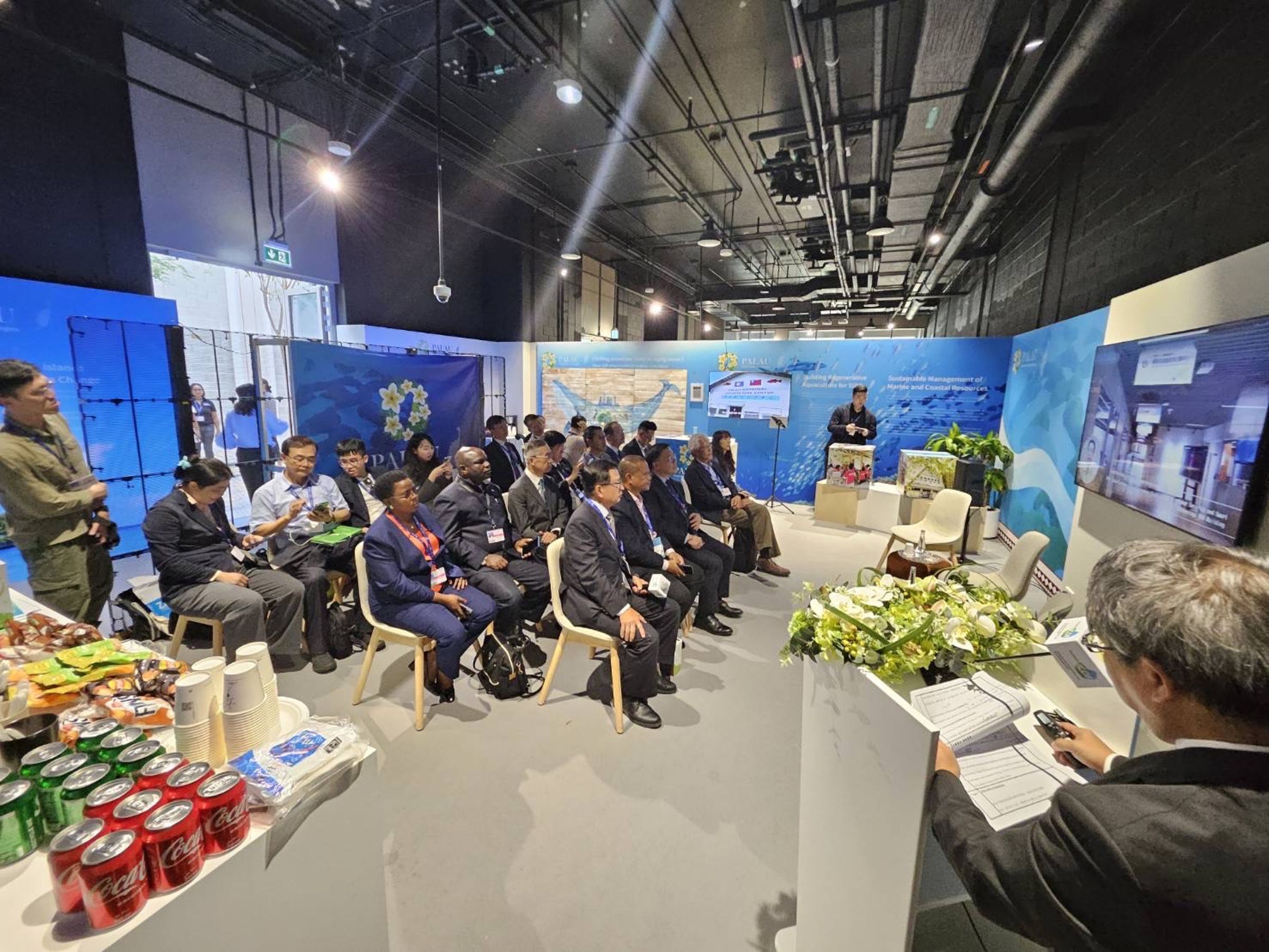 臺南市代表至杜拜參加聯合國氣候峰會COP28周邊會議,與國際友人分享臺南實踐淨零永續的成果,為臺灣第一個向國際發聲的城市。(臺南市政府提供)