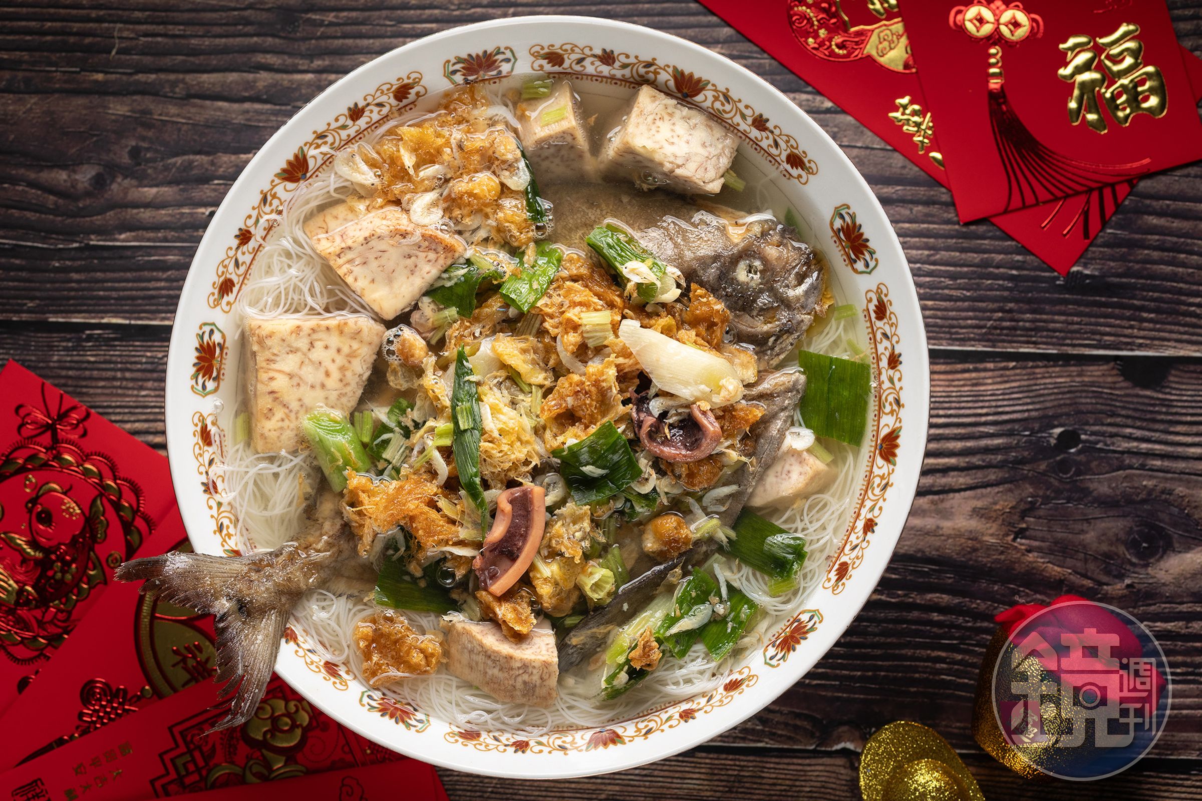 「鯧魚米粉」的魚肉細嫩，湯頭以魷魚等乾貨熬煮，鮮味溫潤，米粉與芋頭吸滿湯汁，是許多長輩指名的圍爐菜。（450元／份）