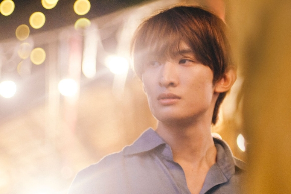 「Snow Man」向井康二是日泰混血，在參與泰劇演出後，再接下由泰國導演執導的新片《未完的情歌》。（仲業文創提供）