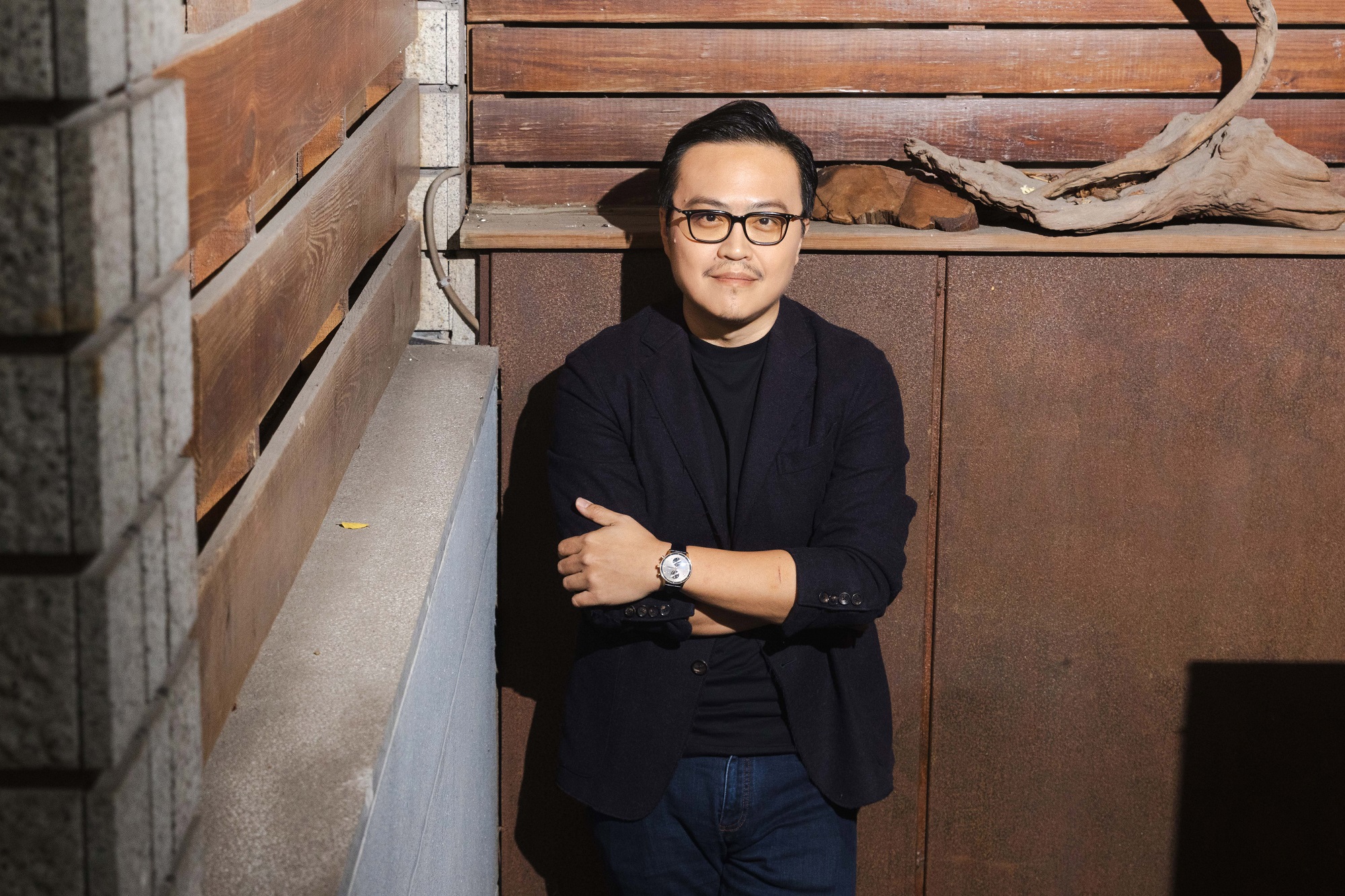 蔡勝哲長期從事電影工作,2015年因監製中韓合資電影《重返20歲》與CJ ENM高層主管熟識,順利促成《尹食堂》授權合作。