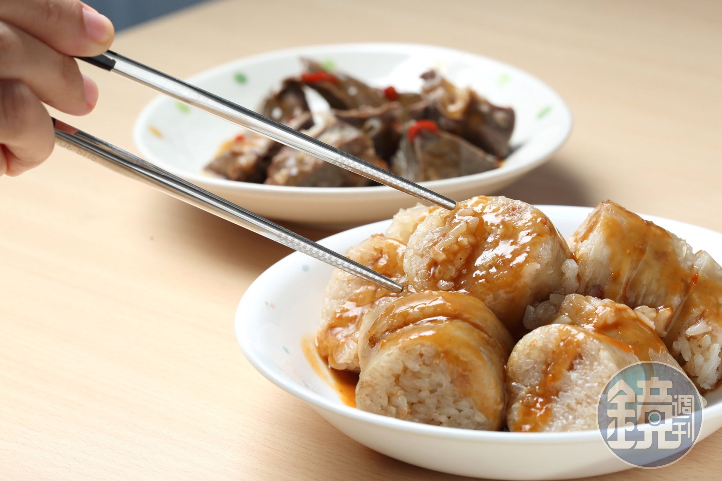 基隆孝三大腸圈的大腸圈充滿油蔥香氣，豬雜更是主要賣點，尤其是處理得毫無腥味的豬肺，幾乎是每桌必點。（鏡週刊提供）