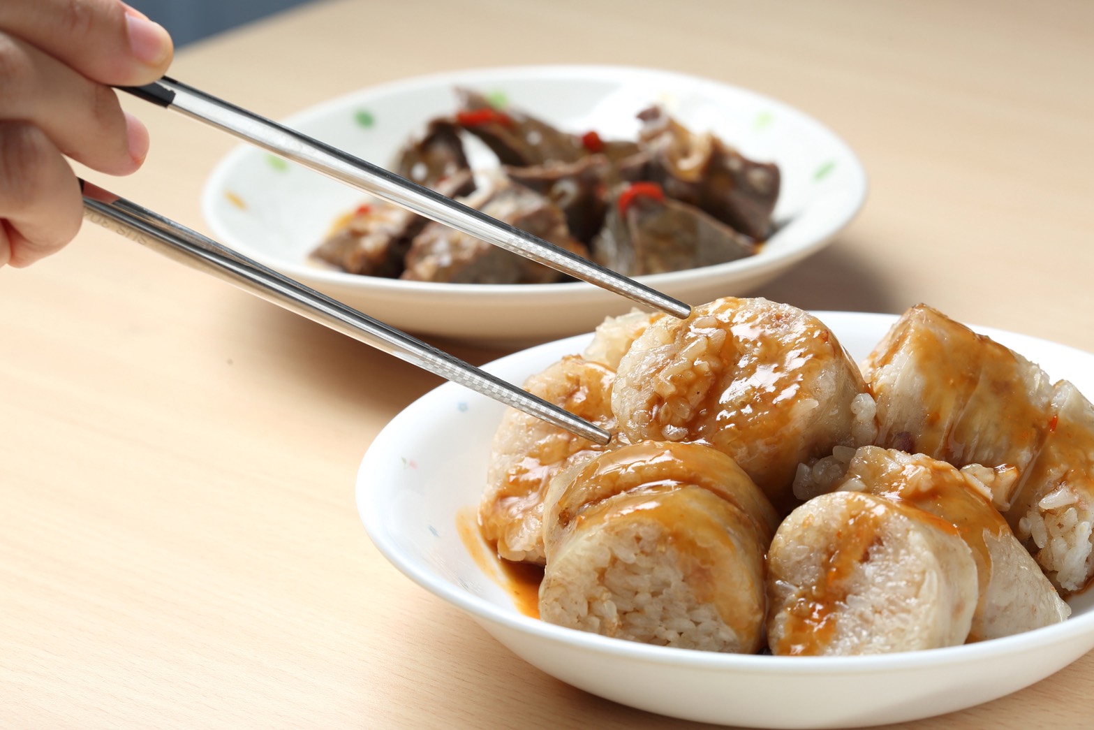 基隆孝三大腸圈的大腸圈充滿油蔥香氣，豬雜更是主要賣點，尤其是處理得毫無腥味的豬肺，幾乎是每桌必點。（鏡週刊提供）