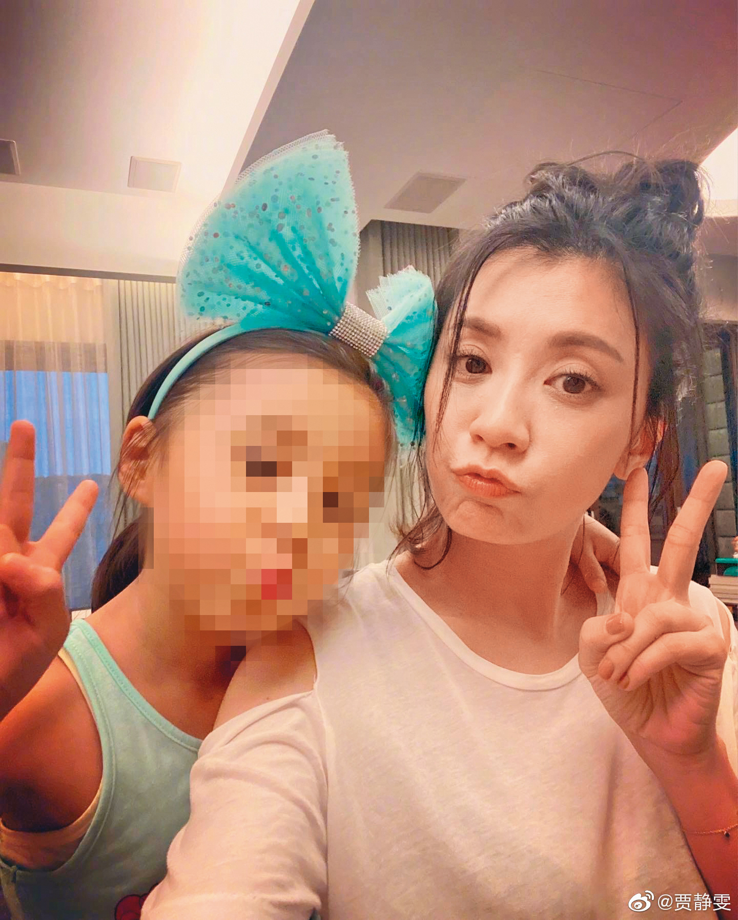 賈靜雯41歲時生下女兒咘咘。(翻攝自賈靜雯微博)