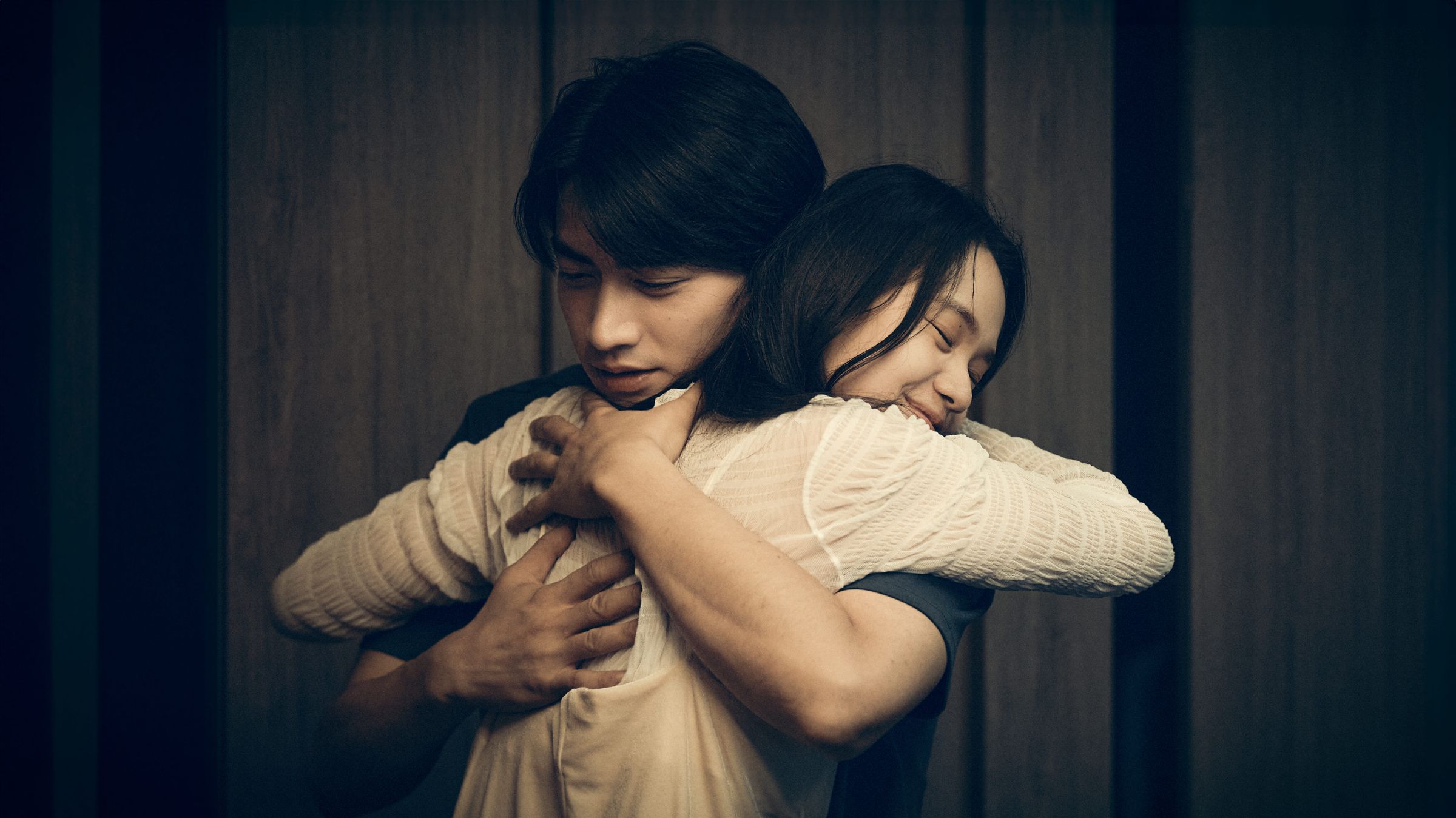 宋柏緯（後）與王真琳（前）在《死了一個娛樂女記者之後》扮演甜蜜情侶。（鏡文學提供）