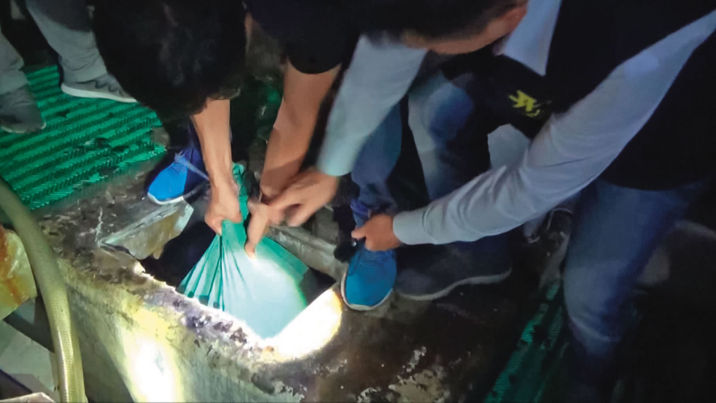檢警及海巡人員登上藍悅號海釣船,從暗黑的船艙中起出大量安非他命。(東森新聞提供)