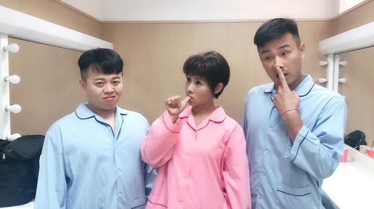 傅子純（右起）和兵家綺、錢君仲曾在八點檔一起演精神病院患者。
