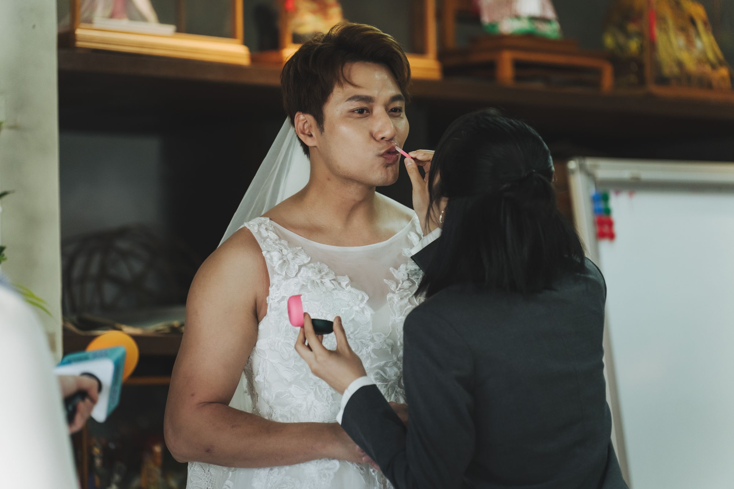 為了抱得美人歸,張睿家竟穿上新娘婚紗向柏妍樺求婚,浪漫橋段意外變爆笑名場面。民視