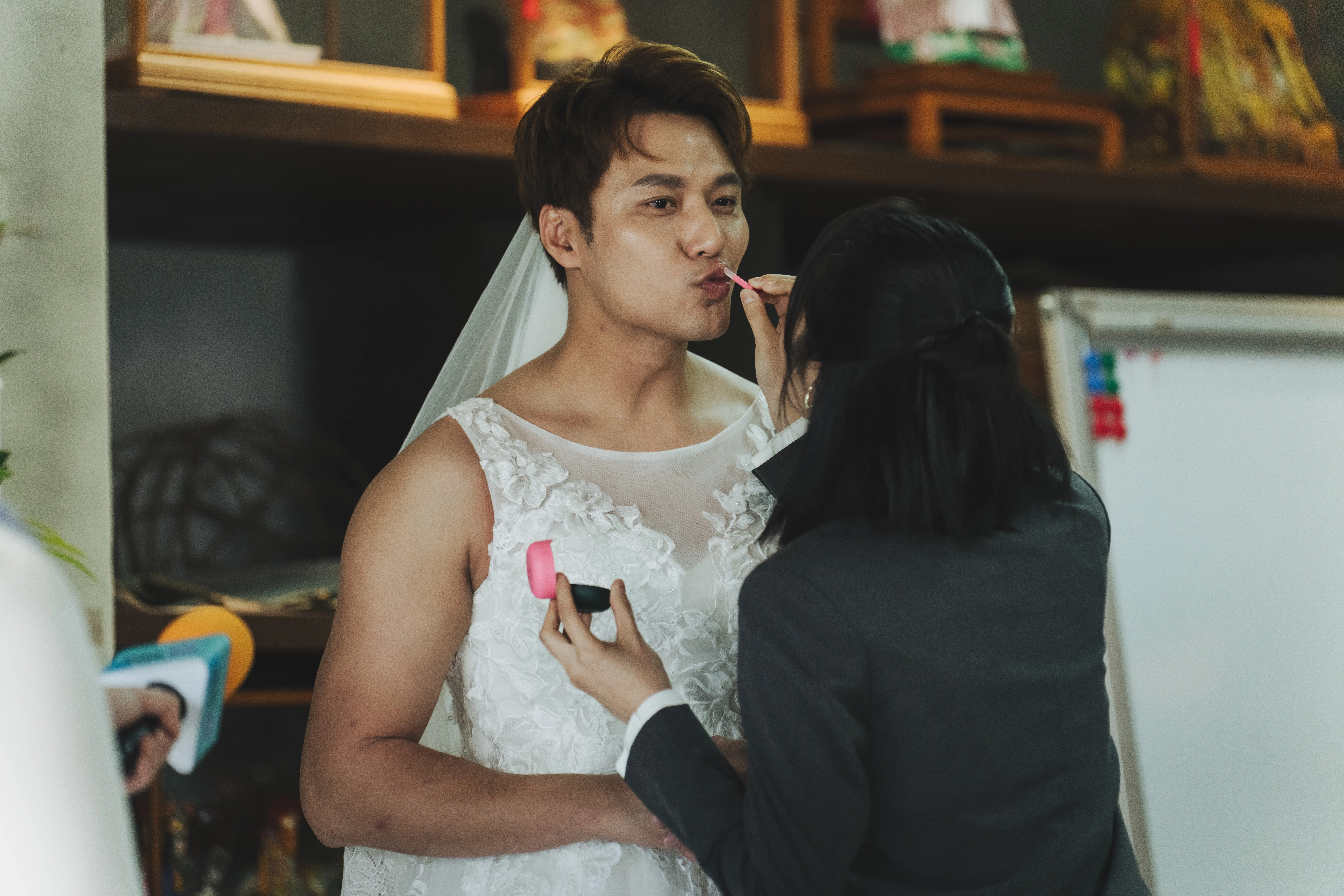 為了抱得美人歸，張睿家竟穿上新娘婚紗向柏妍樺求婚，浪漫橋段意外變爆笑名場面。民視