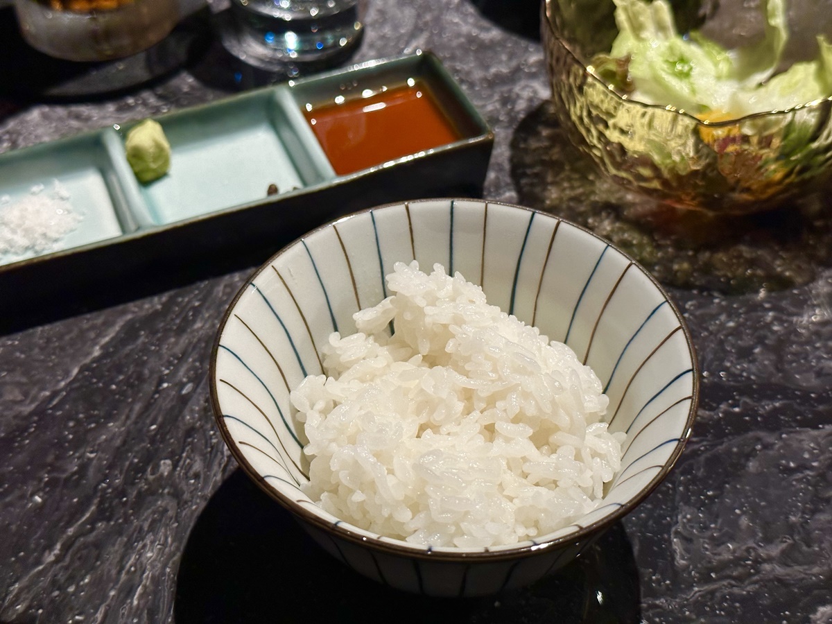 腿三角肉油脂較多，可以配白飯解膩。