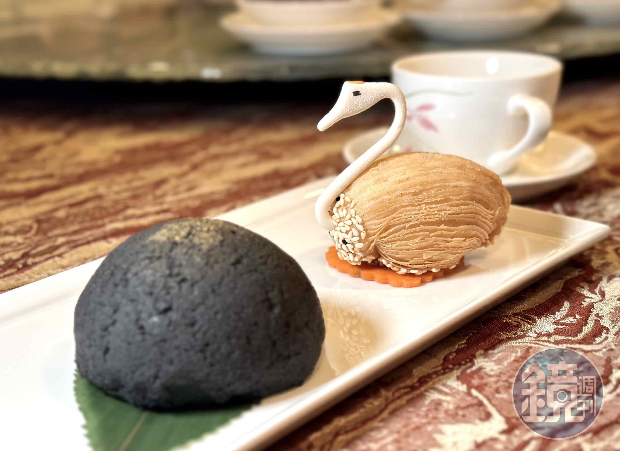 「竹炭焗叉燒包」（前）外層酥軟層次細密，叉燒內餡鹹甜涮嘴。（88港幣／份，約NT$366）
