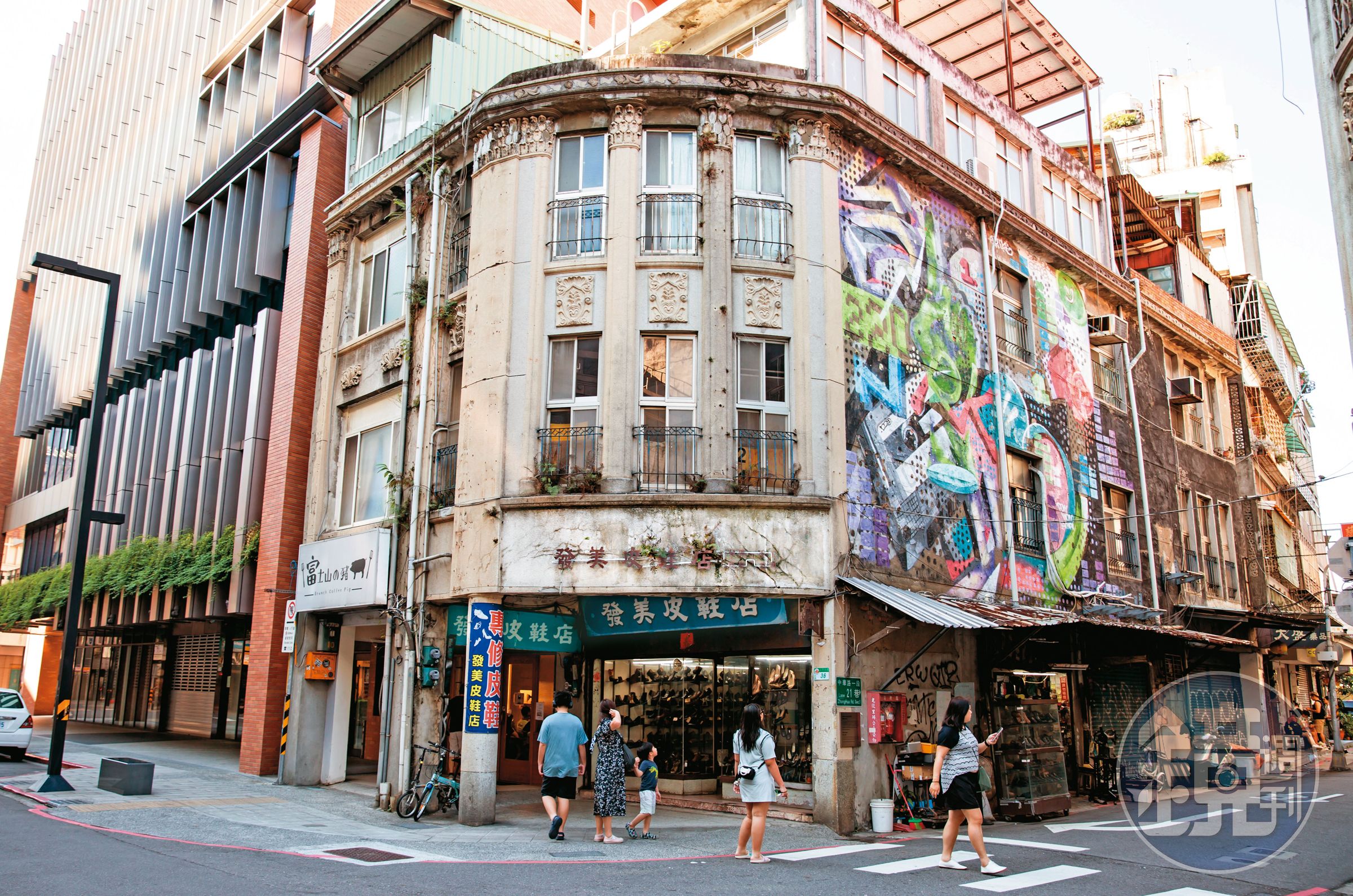 發美皮鞋店外觀是已斑駁的巴洛克建築，吸引不少懷舊戲劇前來租借取景，另一側牆面則供塗鴉藝術家噴漆彩繪，形成強烈對比。
