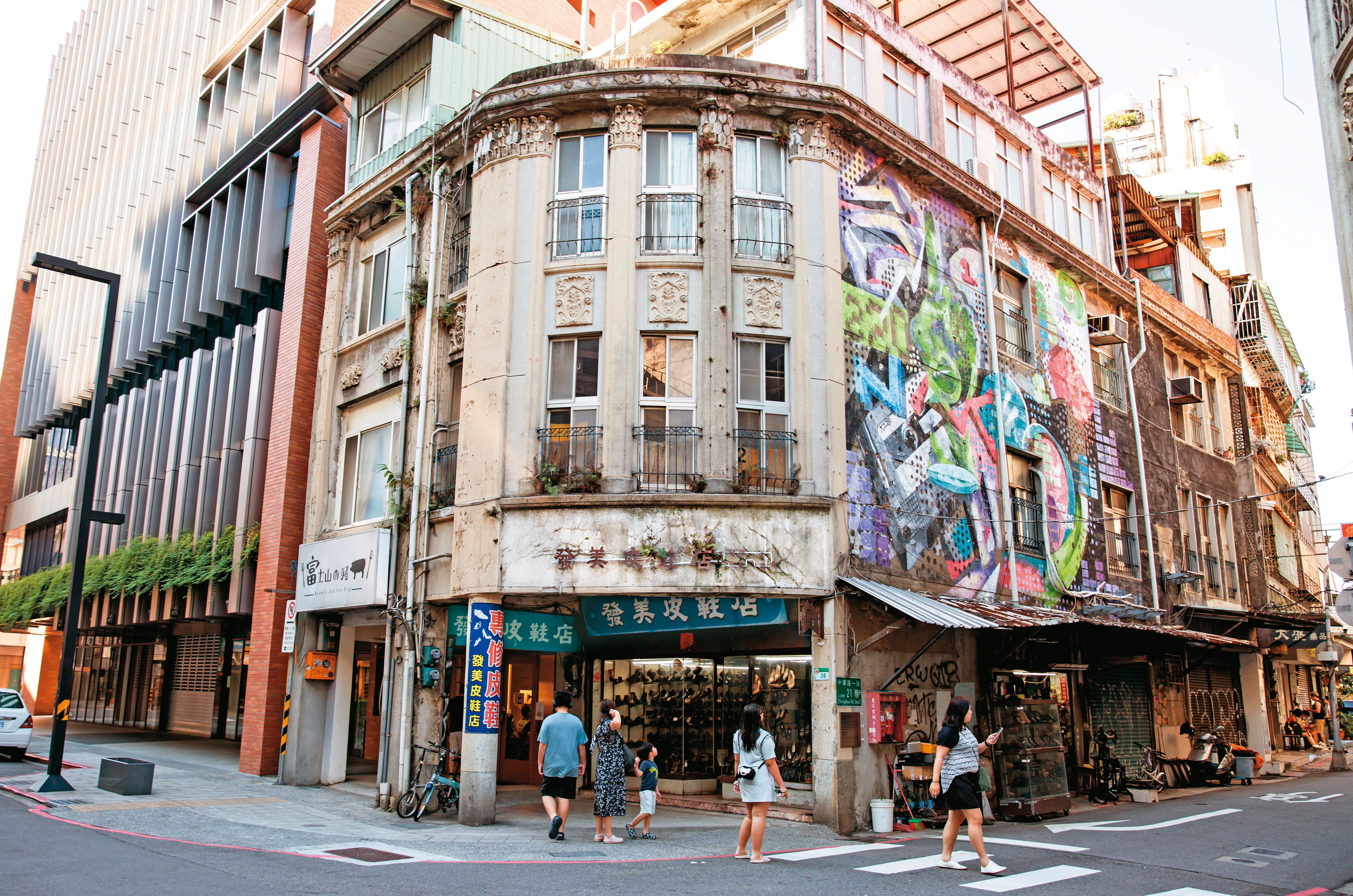 發美皮鞋店外觀是已斑駁的巴洛克建築，吸引不少懷舊戲劇前來租借取景，另一側牆面則供塗鴉藝術家噴漆彩繪，形成強烈對比。